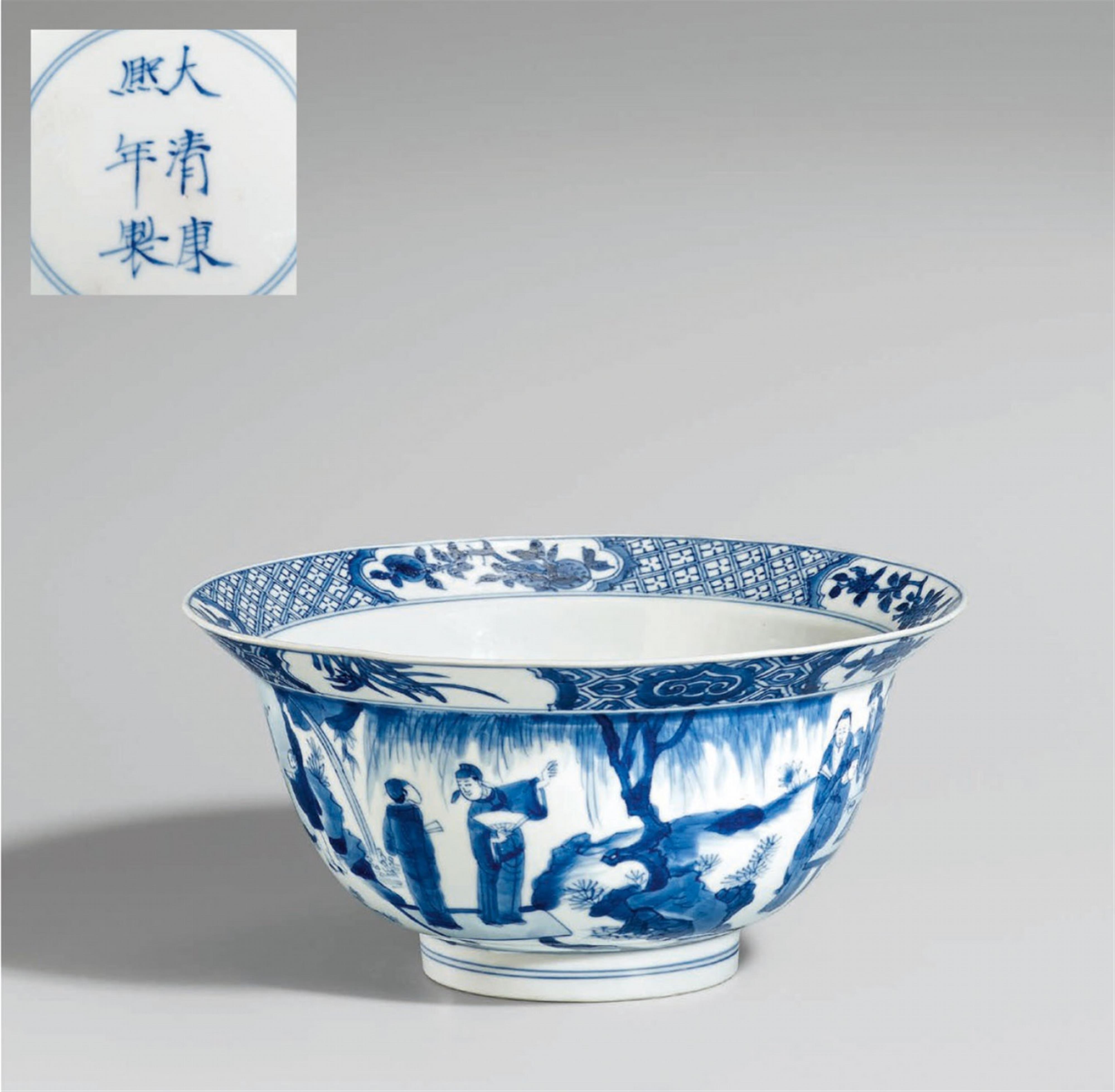Blau-weiße Kumme vom Typ 'klapmuts' mit den Achtzehn Gelehrten. Kangxi-Periode (1662-1722) - image-1