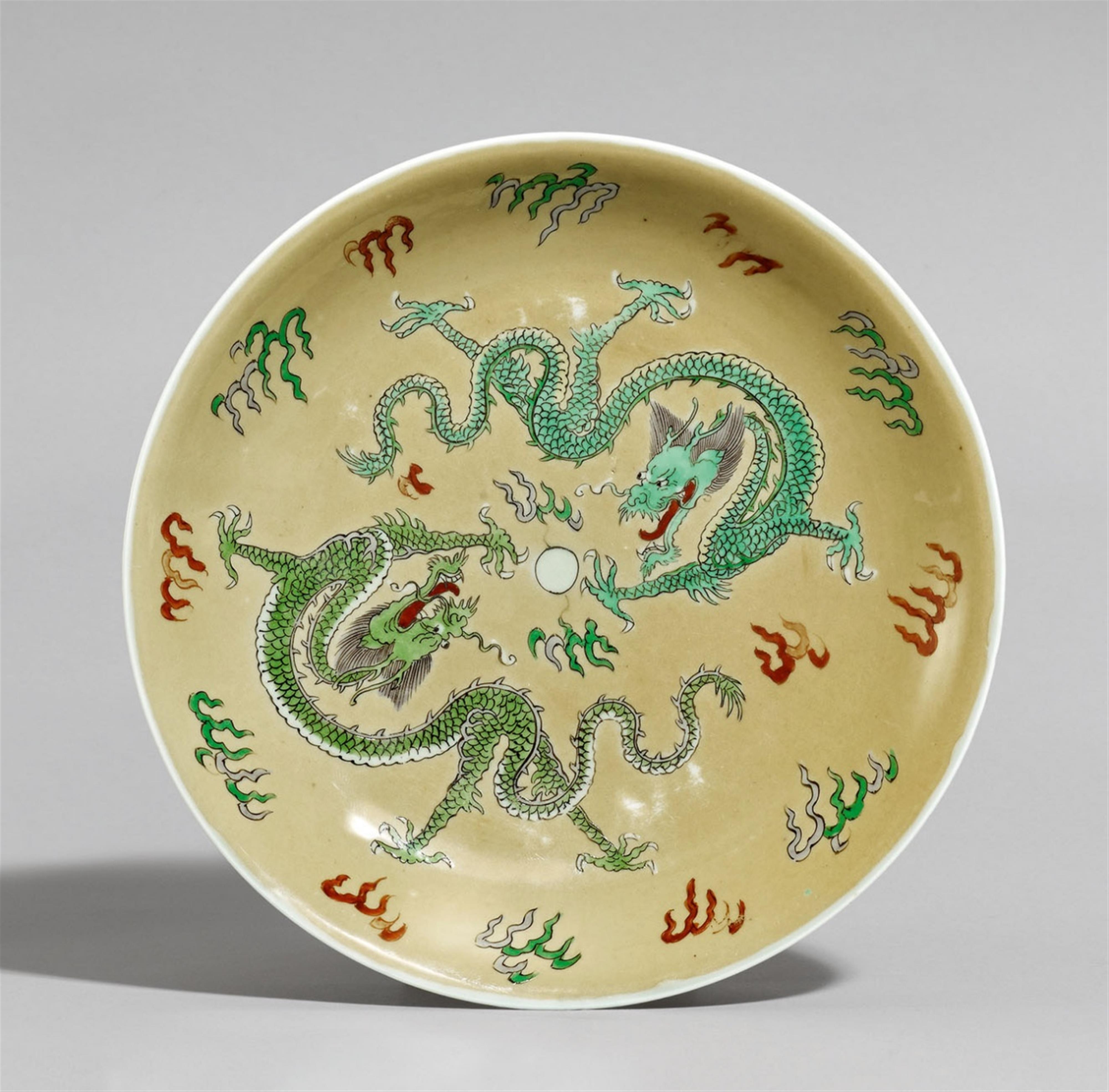 A famille verte cafe-au-lait ground saucer dish. Kangxi period (1662-1722) - image-1