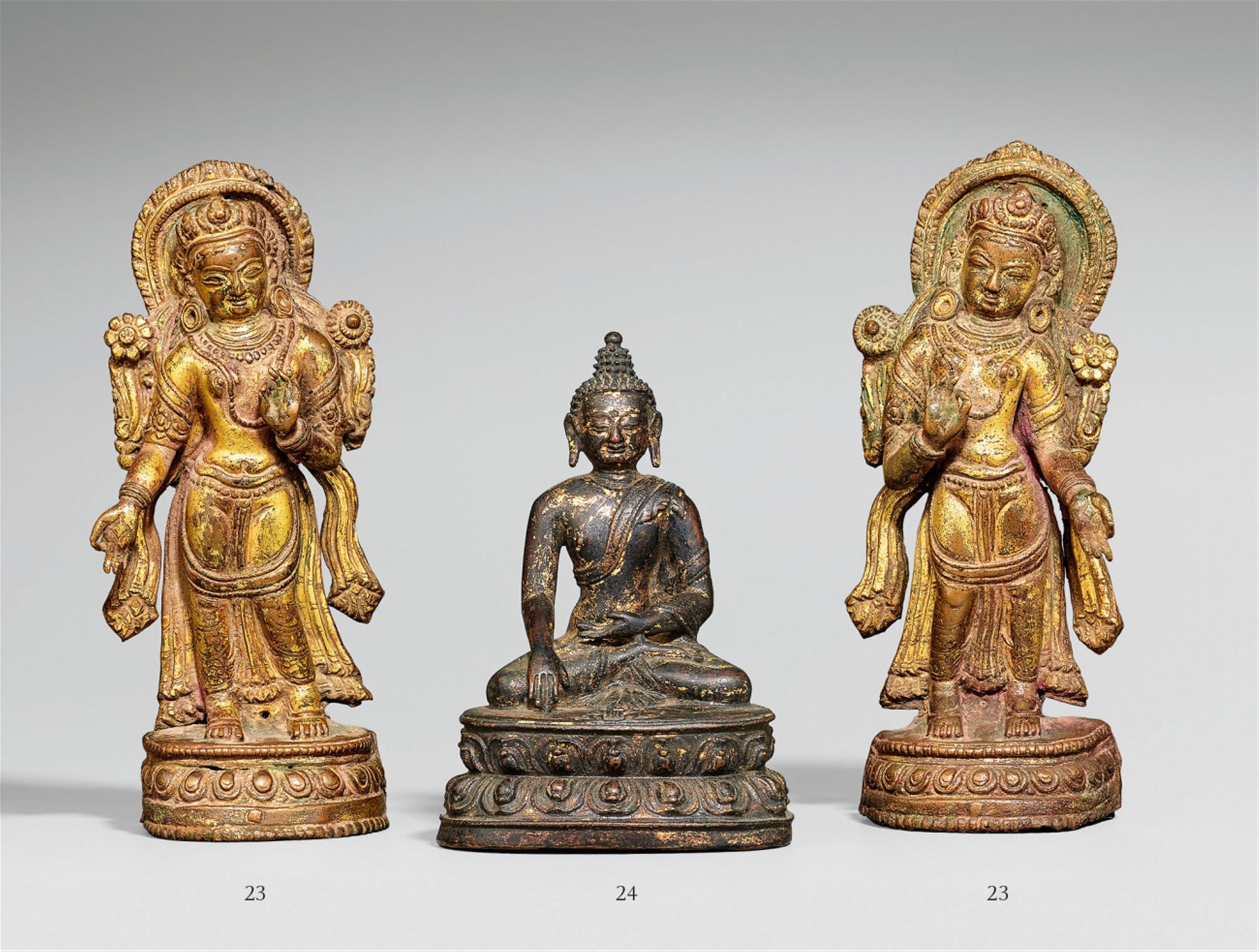 Paar stehende Bodhisattva. Vergoldete Repoussé-Bronze. Nepal. 18. Jh. - image-1