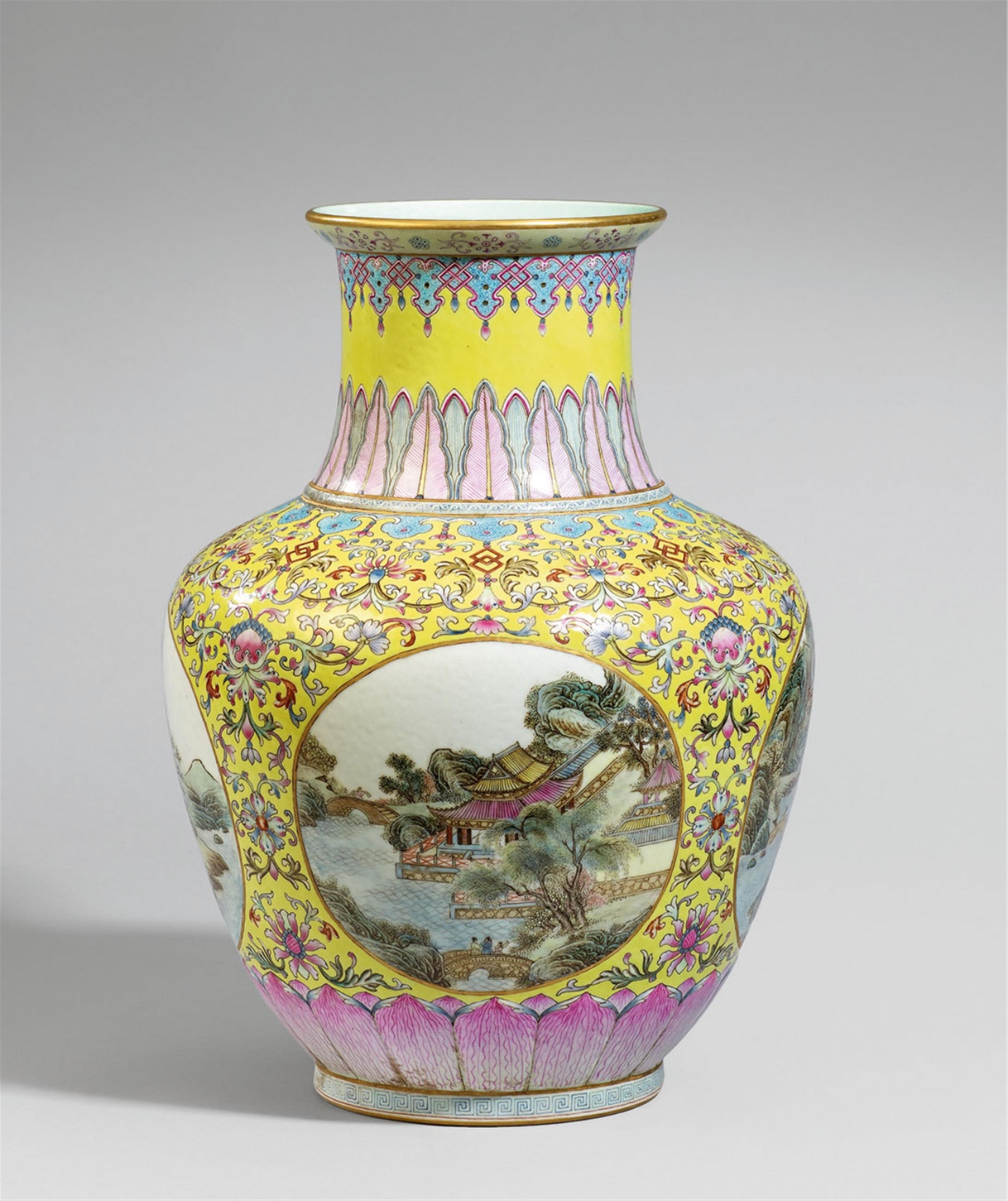 A famille rose vase. 20th century - image-1
