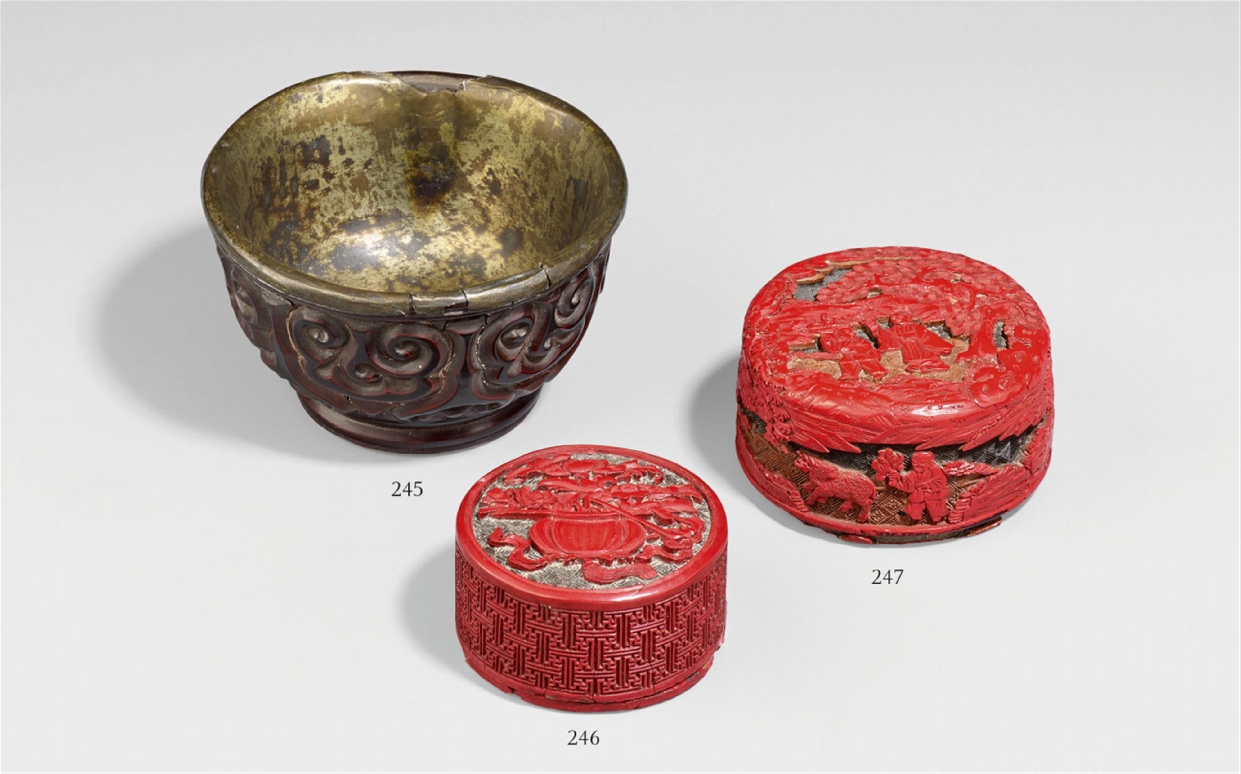 A circular carved red and green lacquer box and cover. 18th century - image-1