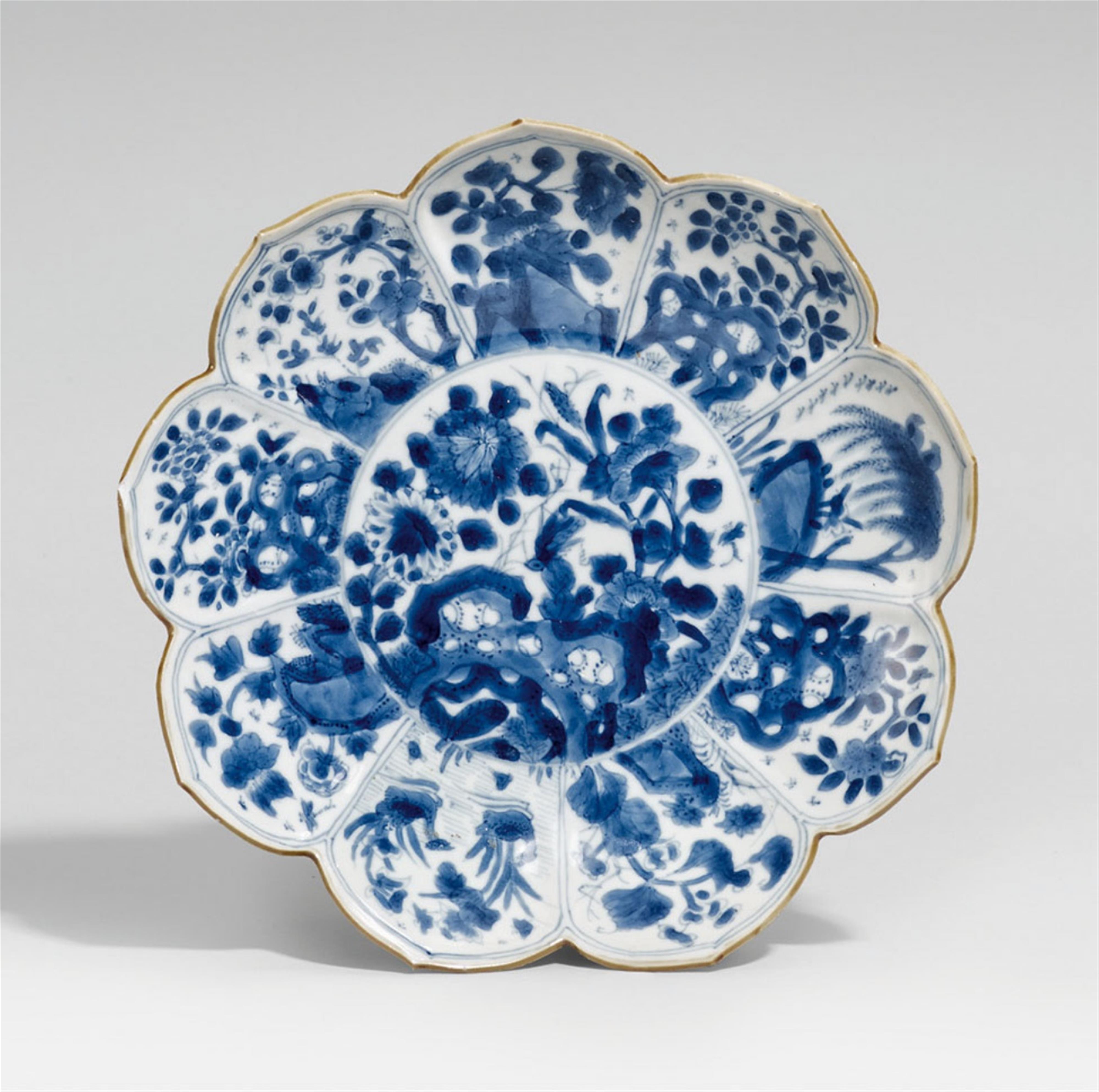 Blau-weißer Teller in Blütenform. Kangxi-Periode (1662-1722) - image-1