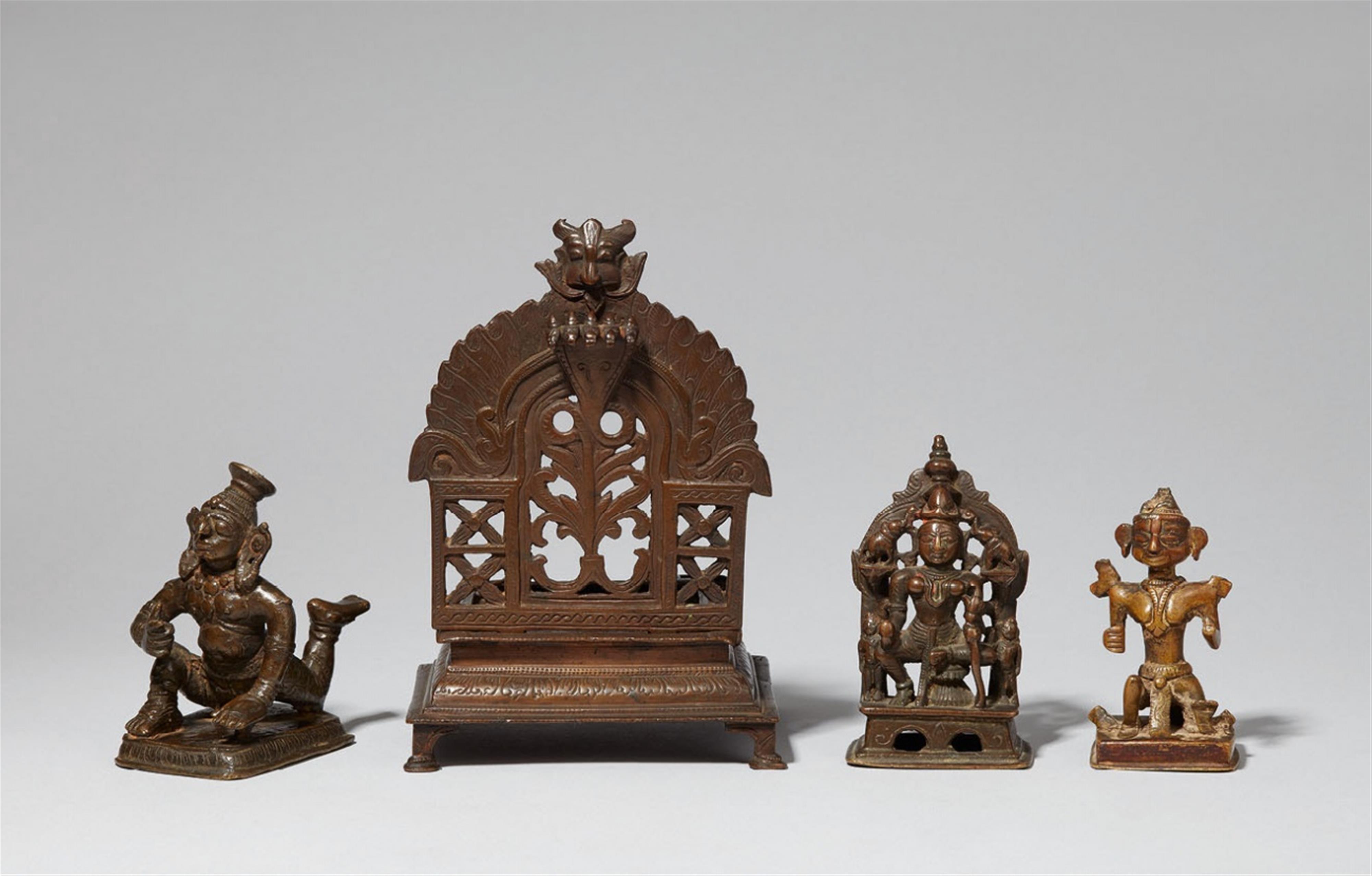 Four small bronze figures. Southern India. 19th century - image-1