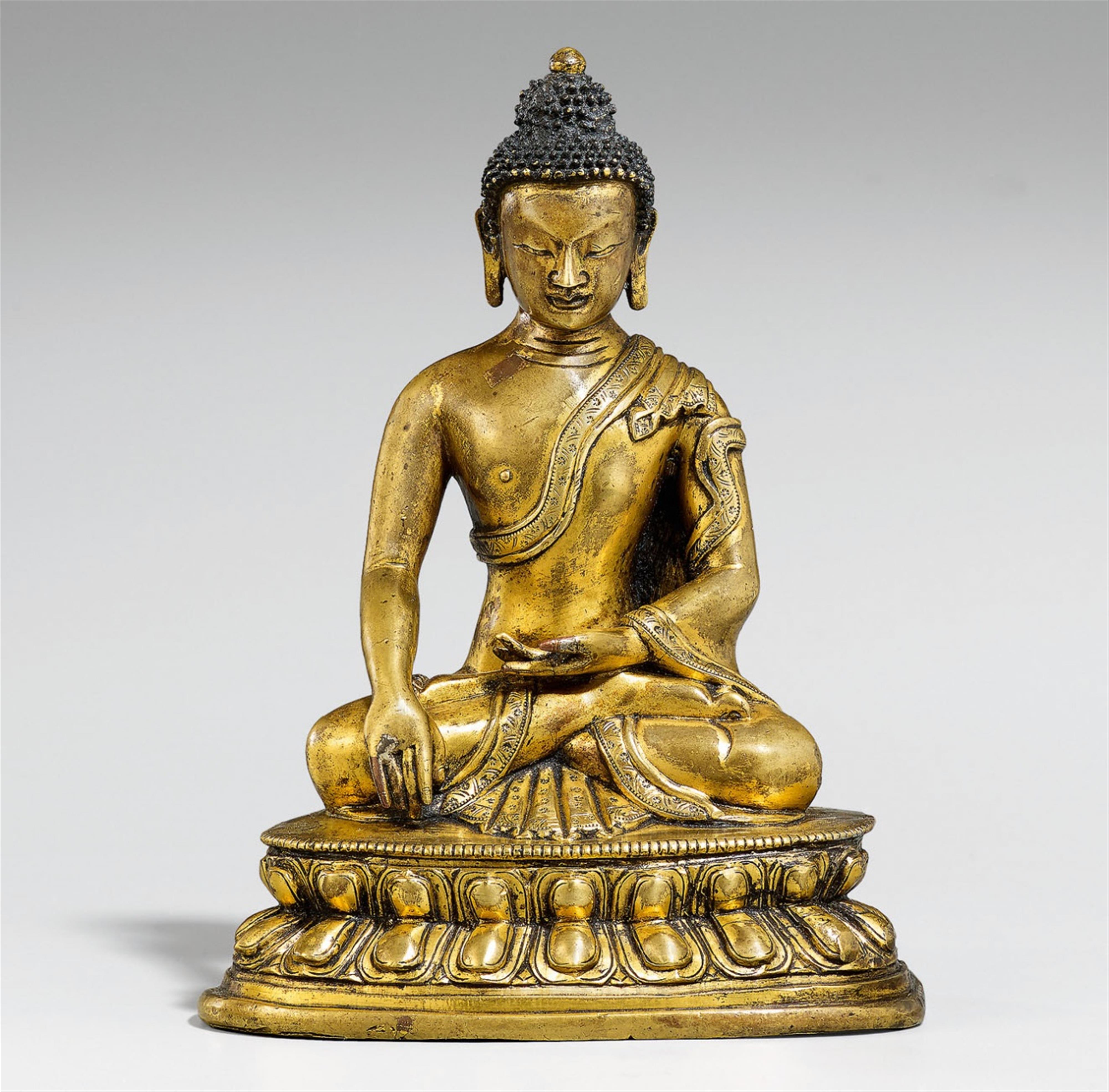 A Sinotebetan gilt bronze figure of Buddha Shakyamuni. 18th/19th century - image-1