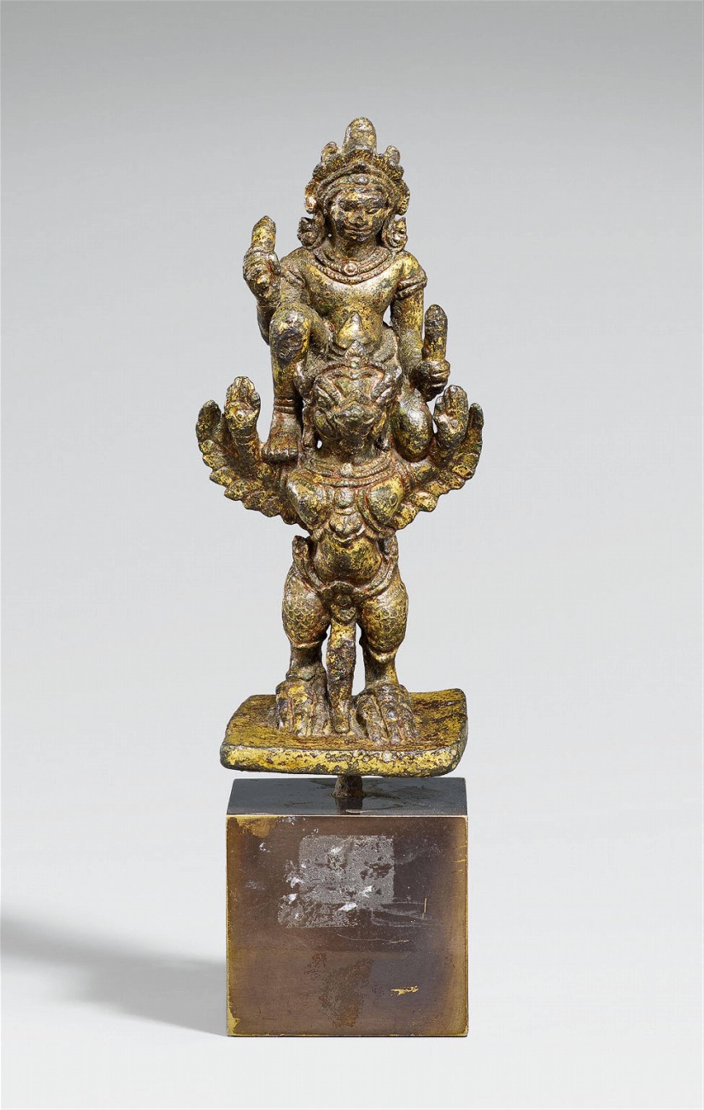 An Angkor Vat style gilt bronze emblem from a battle standard. Second half 12th century - image-1