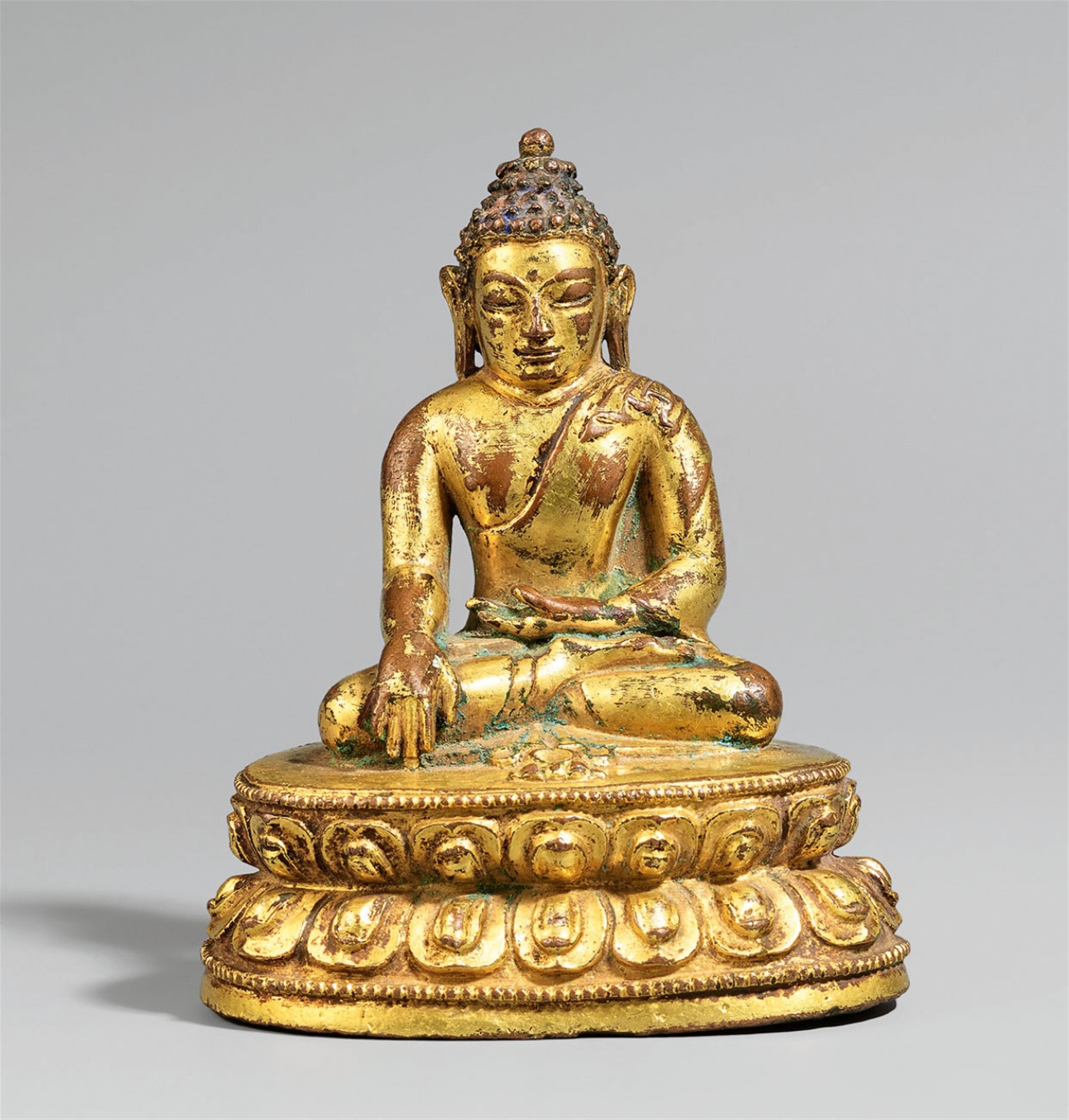 Buddha Akshobhya. Feuervergoldete Bronze. Tibet. 15./16. Jh. - image-1