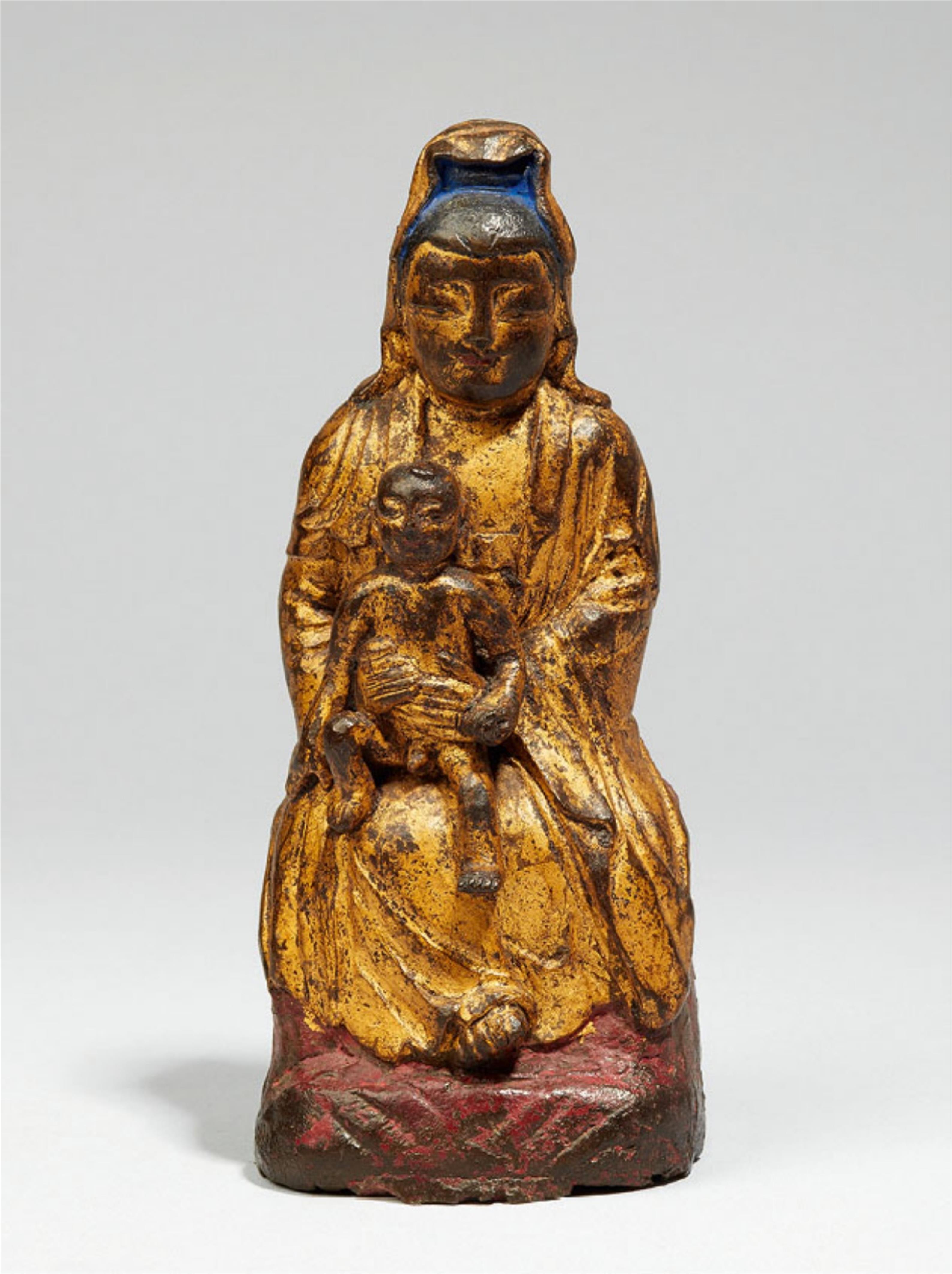 A gilt bronze figure of Songzi Guanyin holding a naked boy. Late Ming dynasty - image-1