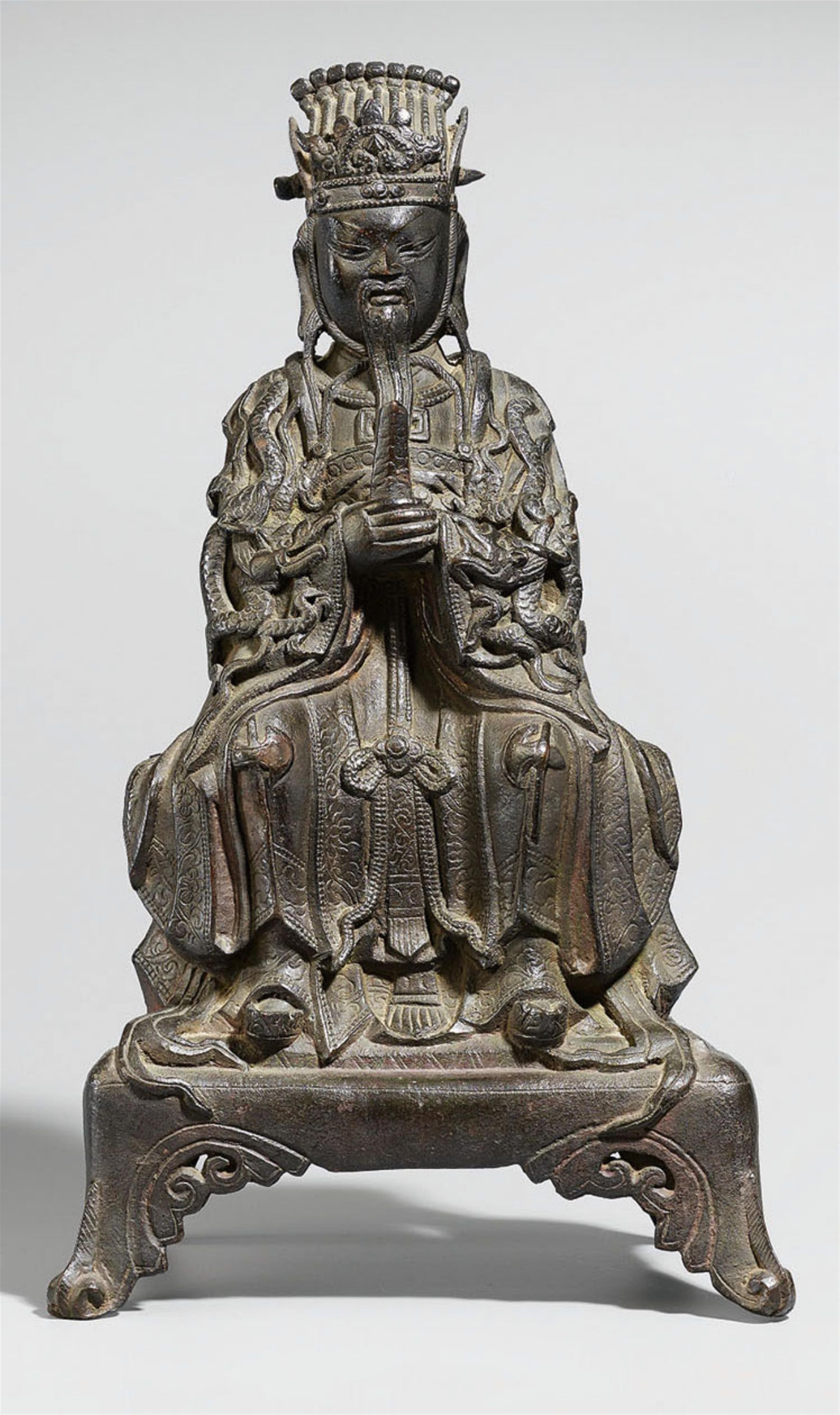 Vergöttlichter Kaiser. Bronze. Ming-Zeit. Datiert 1574 - image-1