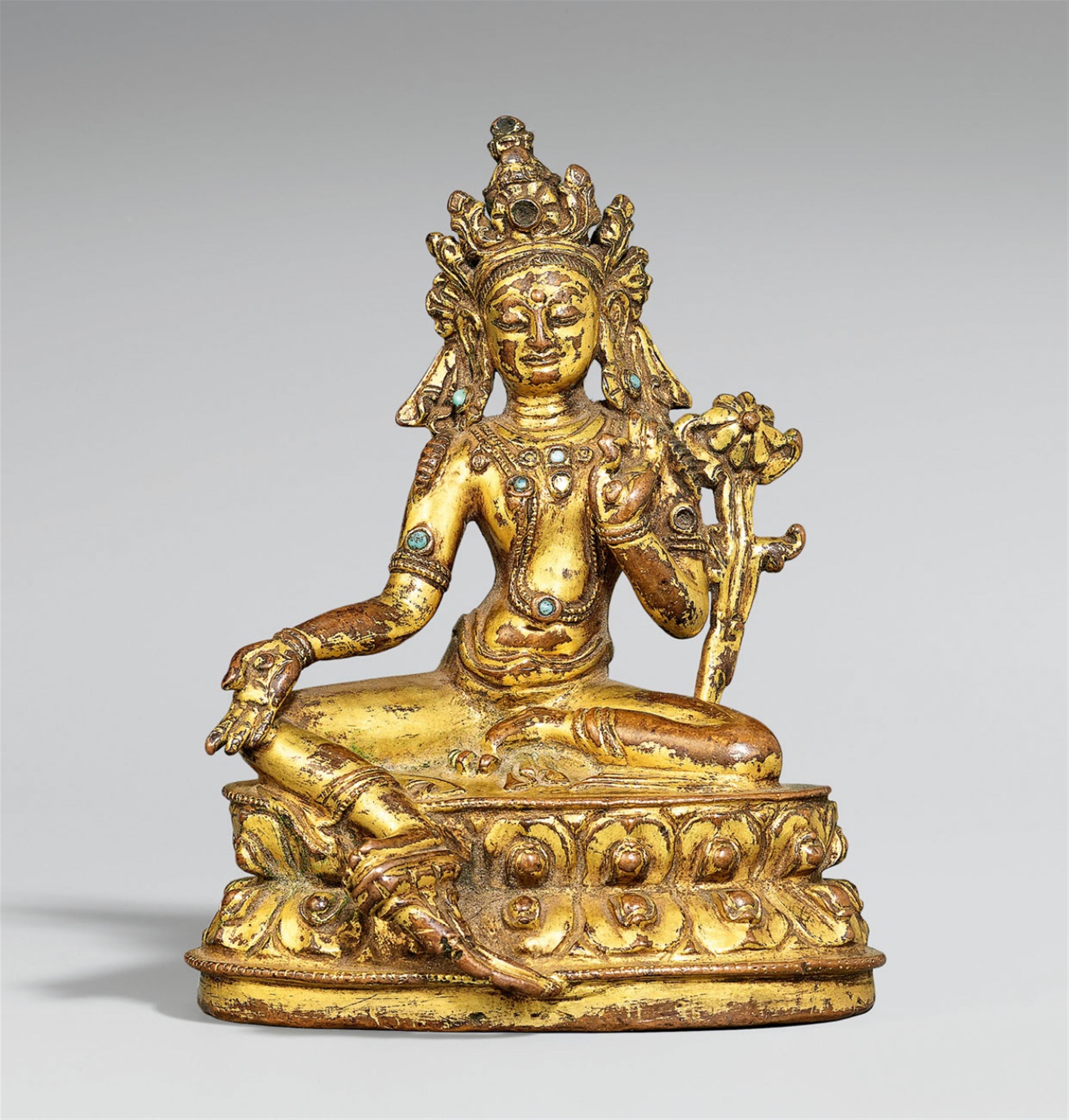 A Tibetan gilt bronze figure of Syamatara. 15th century - image-1