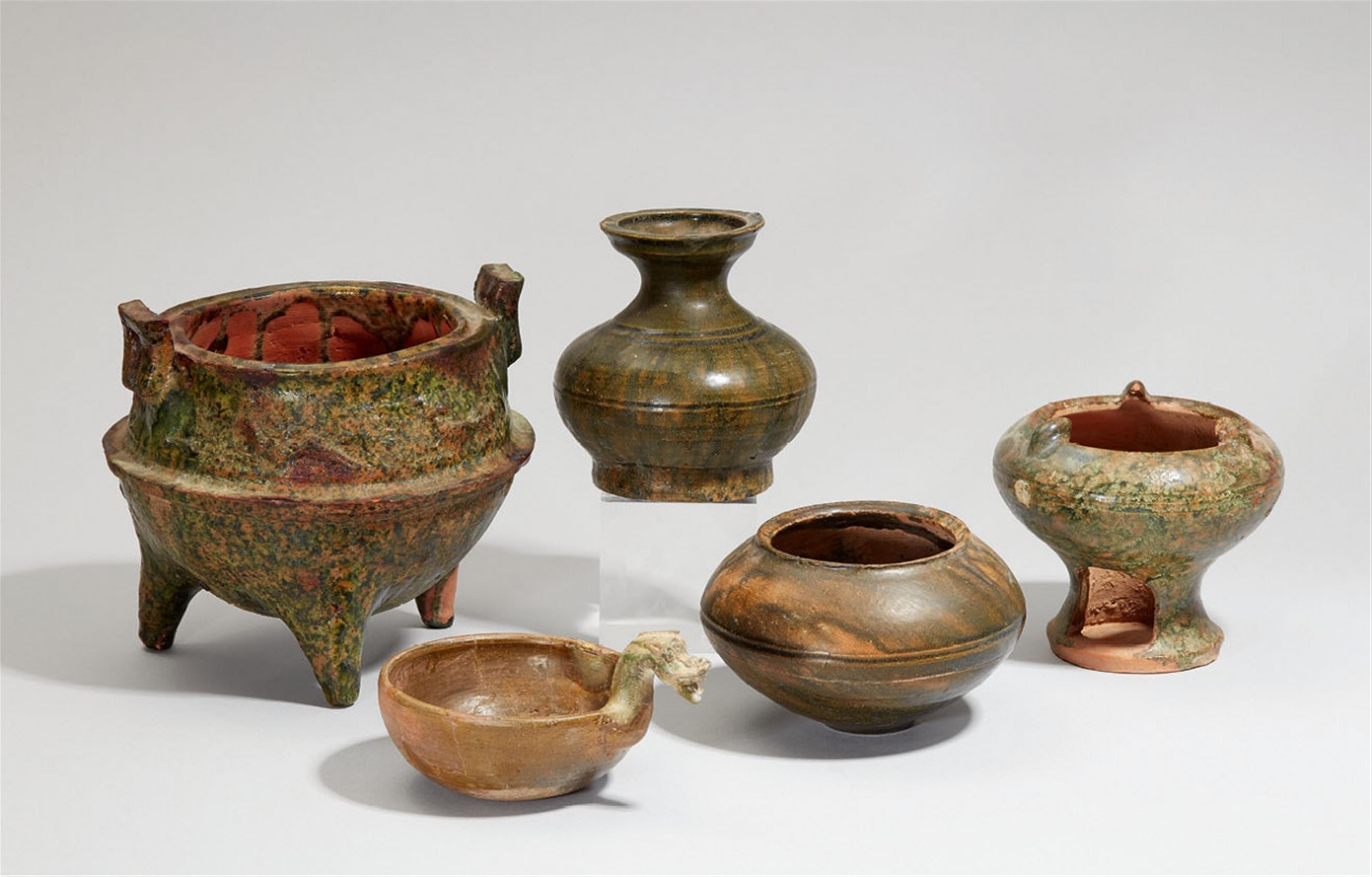 Five green-glazed pottery vessels. Han dynasty (206 BC-220 AD) - image-1