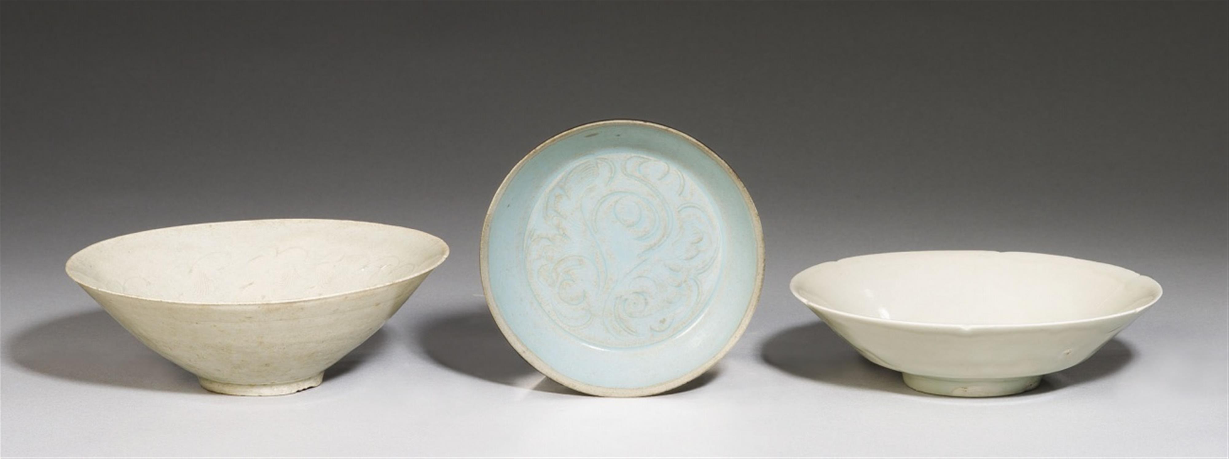 A Qingbai-type incense burner and three bowls. Song dynasty (907-1279) - image-3