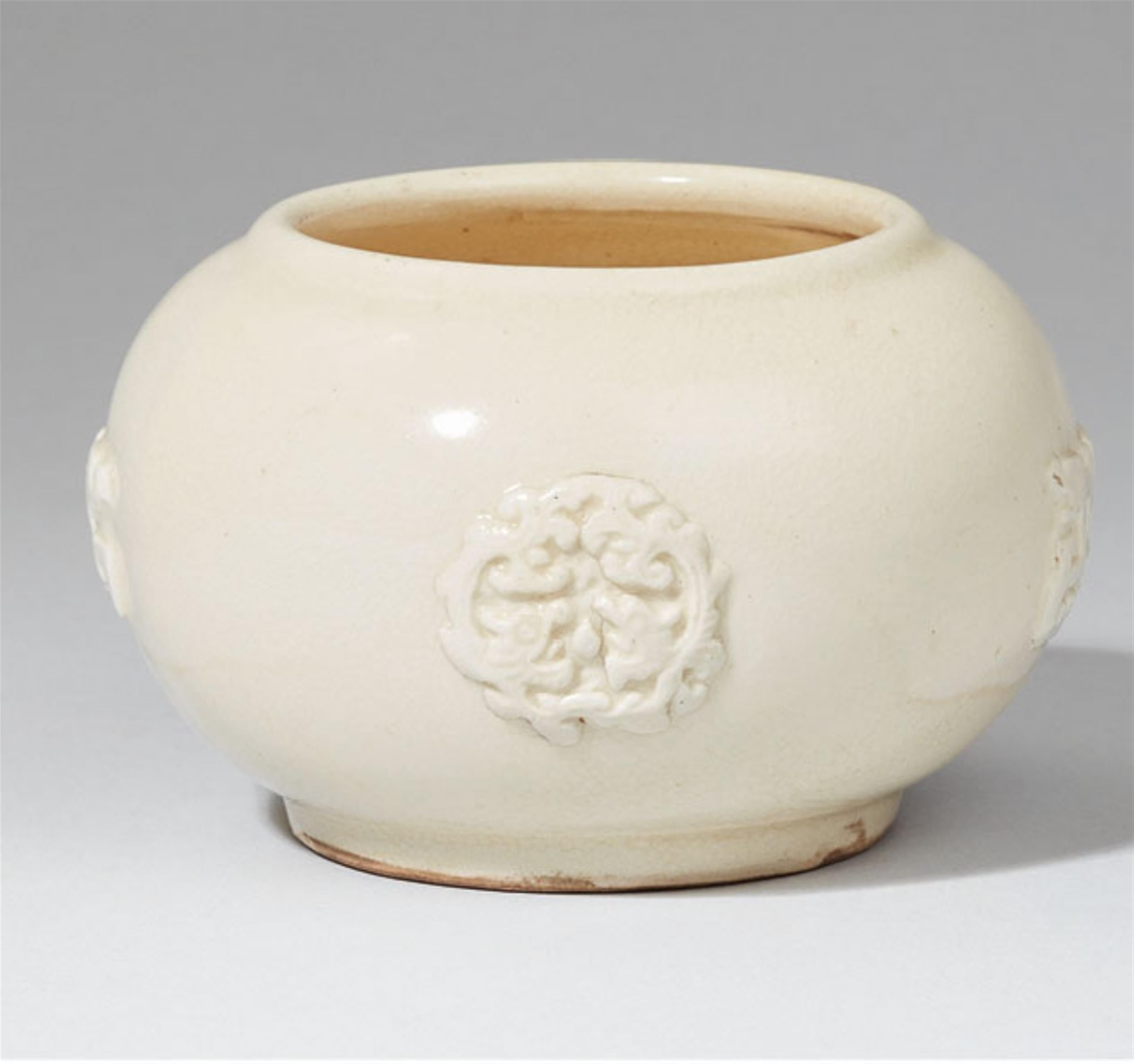A globular soft-paste jar. 18th/19th century - image-1