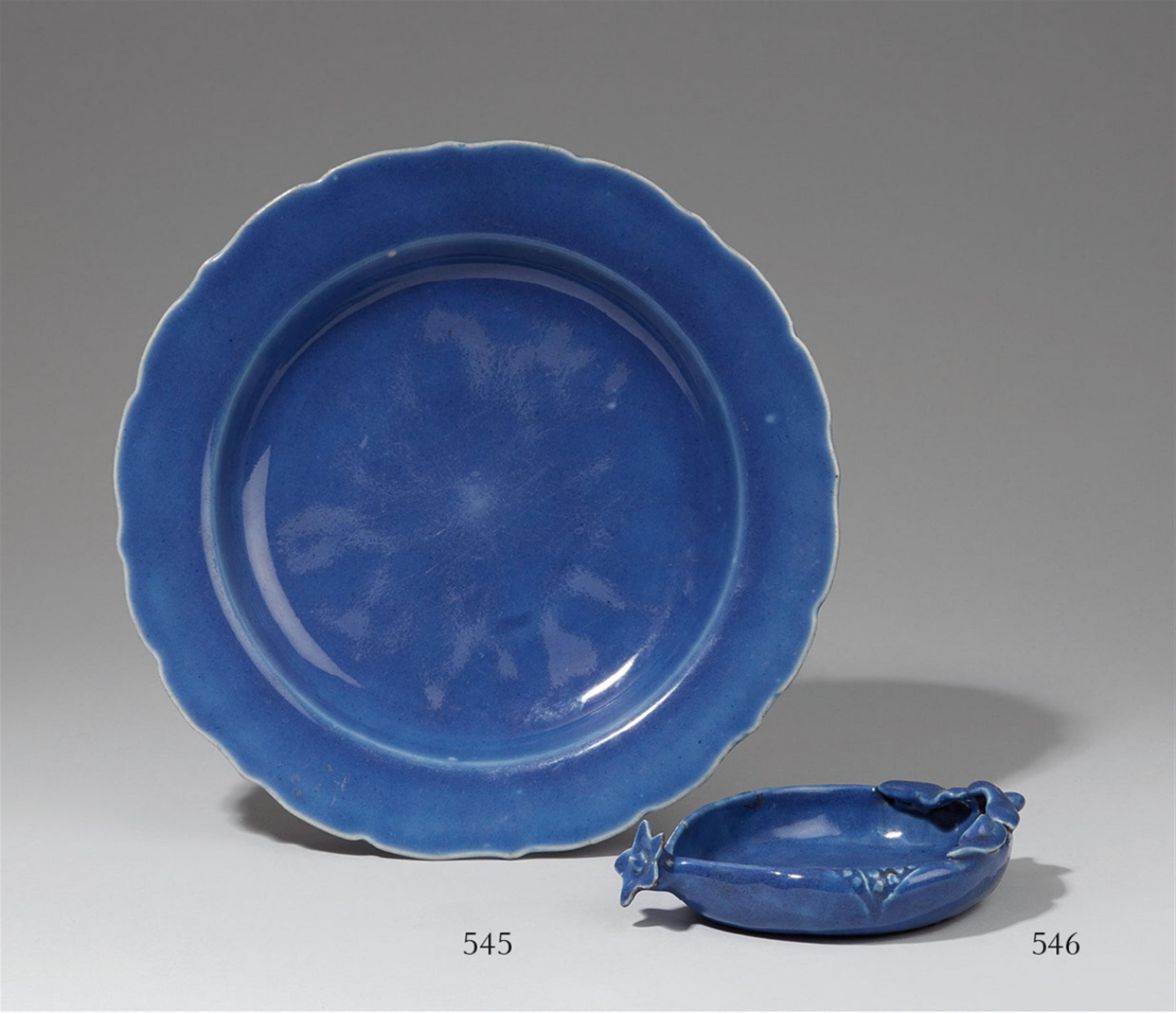 A powder-blue-glazed dish. 18th/19th century - image-1