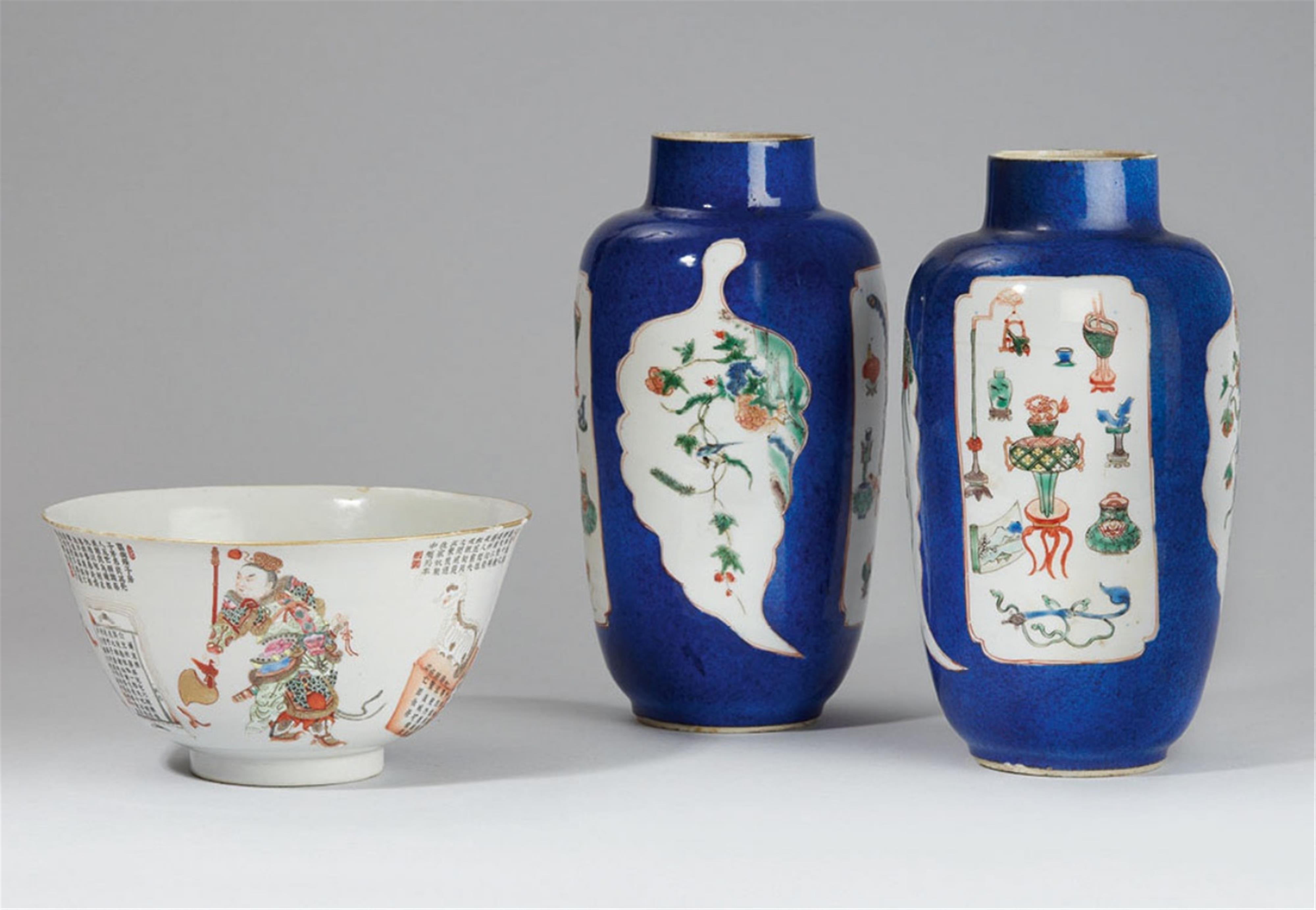 Paar Vasen mit puderblauer Glasur und eine famille rose-Kumme. 18./19. Jh. - image-1