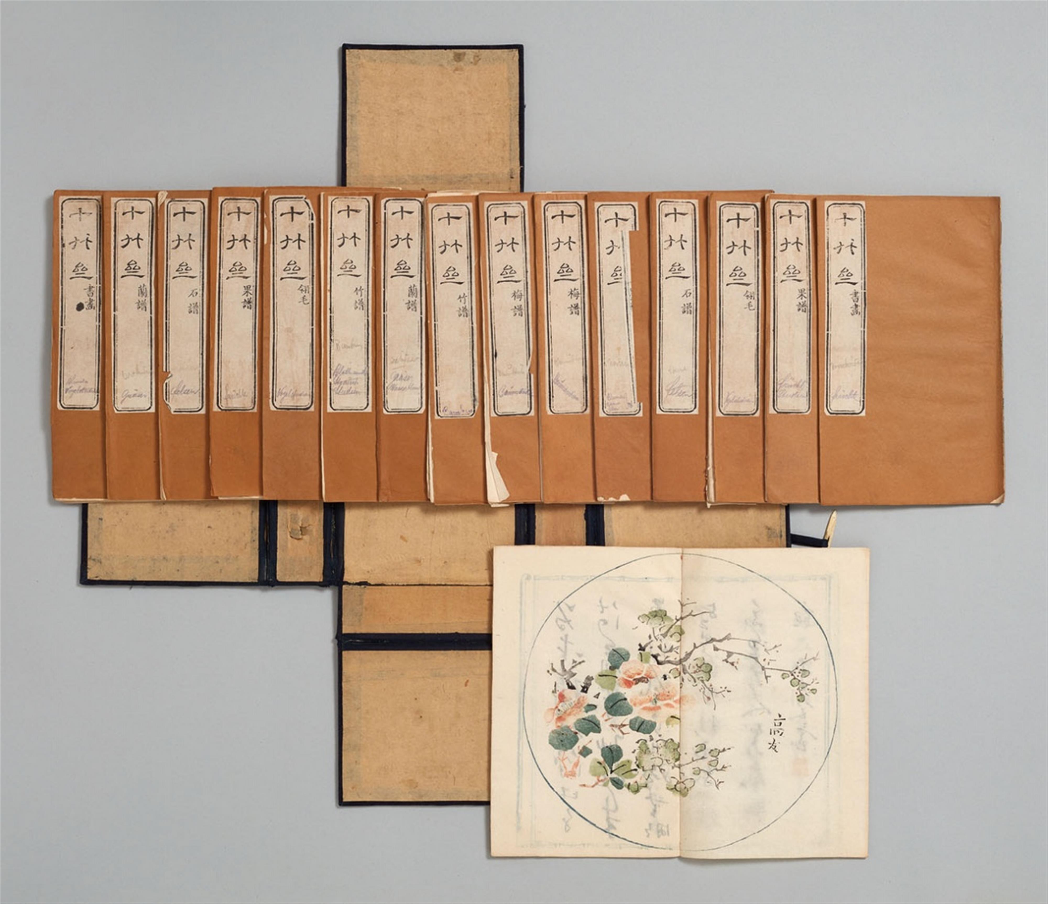 Verschiedene Künstler - 16 Bände mit dem Titel "Shizhuzhai hua ce" (Zehnbambushalle) mit Farbholzschnitten einer Sammlung von Briefpapieren und Malereistudien aus der Zehnbambushalle. Stoffbespannte Hü... - image-1