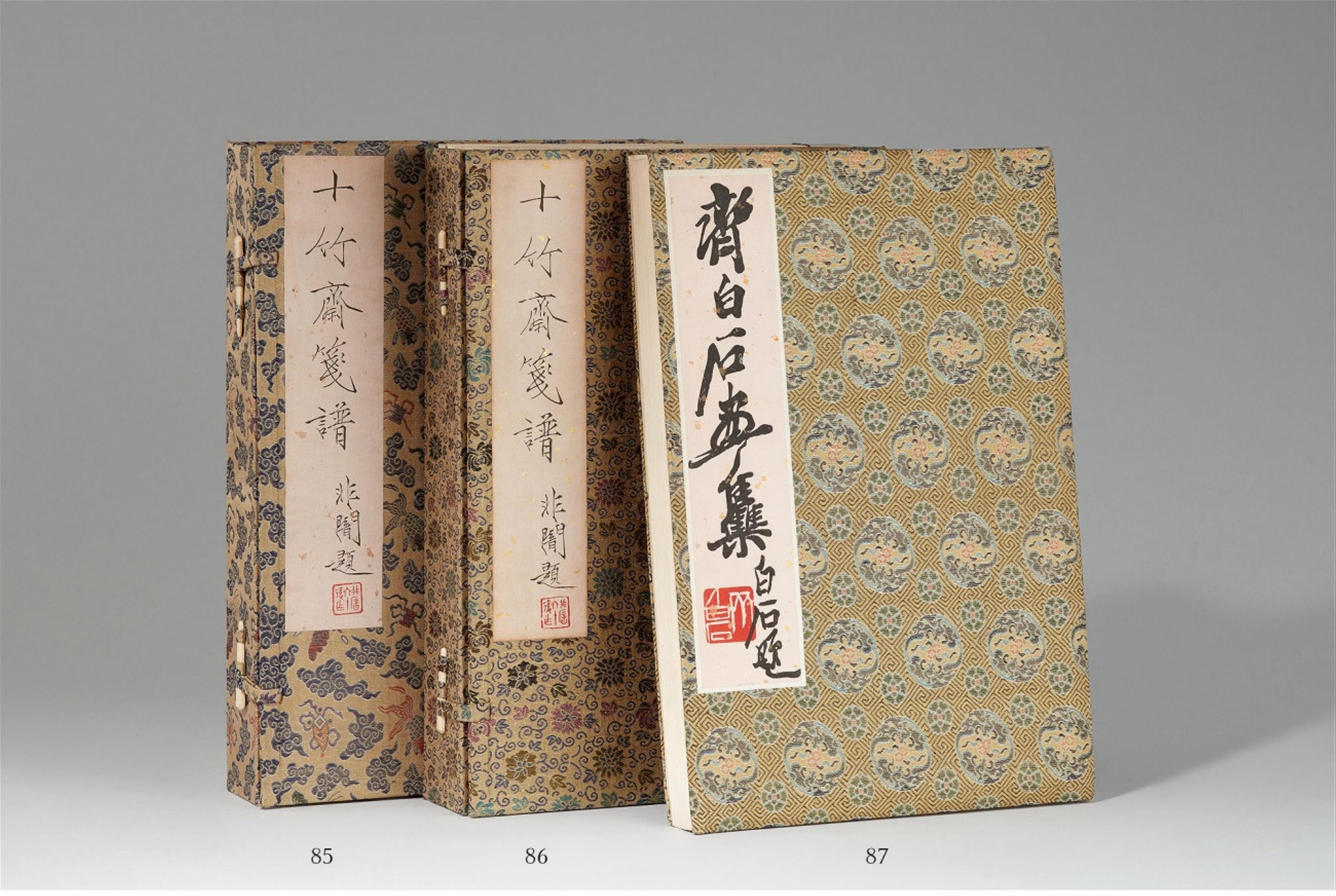 After Hu Zhengyan - Four woodblock-printed volumes after Hu Zhengyan (ca. 1584-1674) titled "Shizhuzhai jianpu" (Collection of letter papers from the Ten Bamboo Studio) with 250 colour woodblock pr... - image-1
