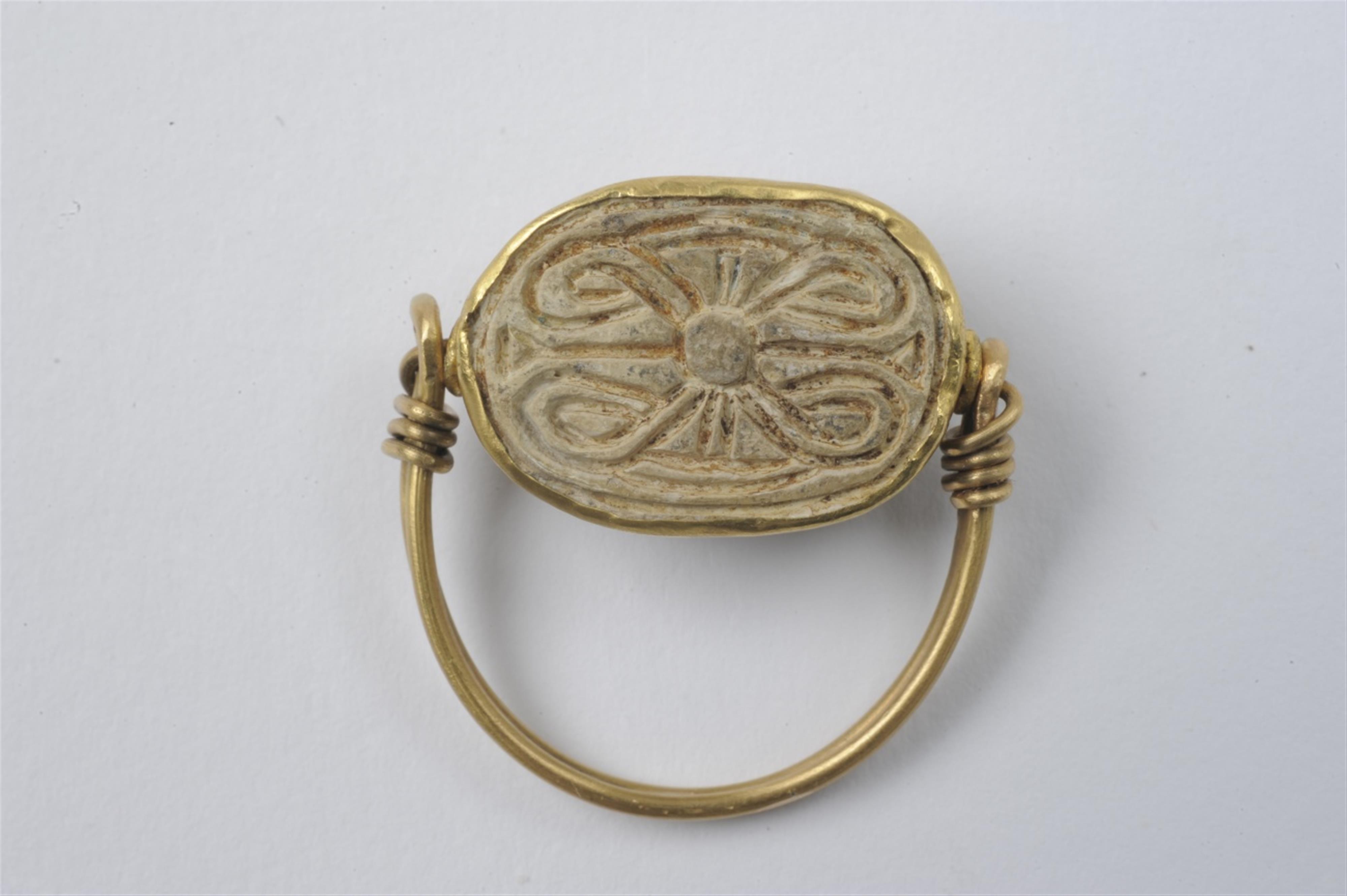 A 21k gold twisting ring with an Egyptian scarab amulet - image-1