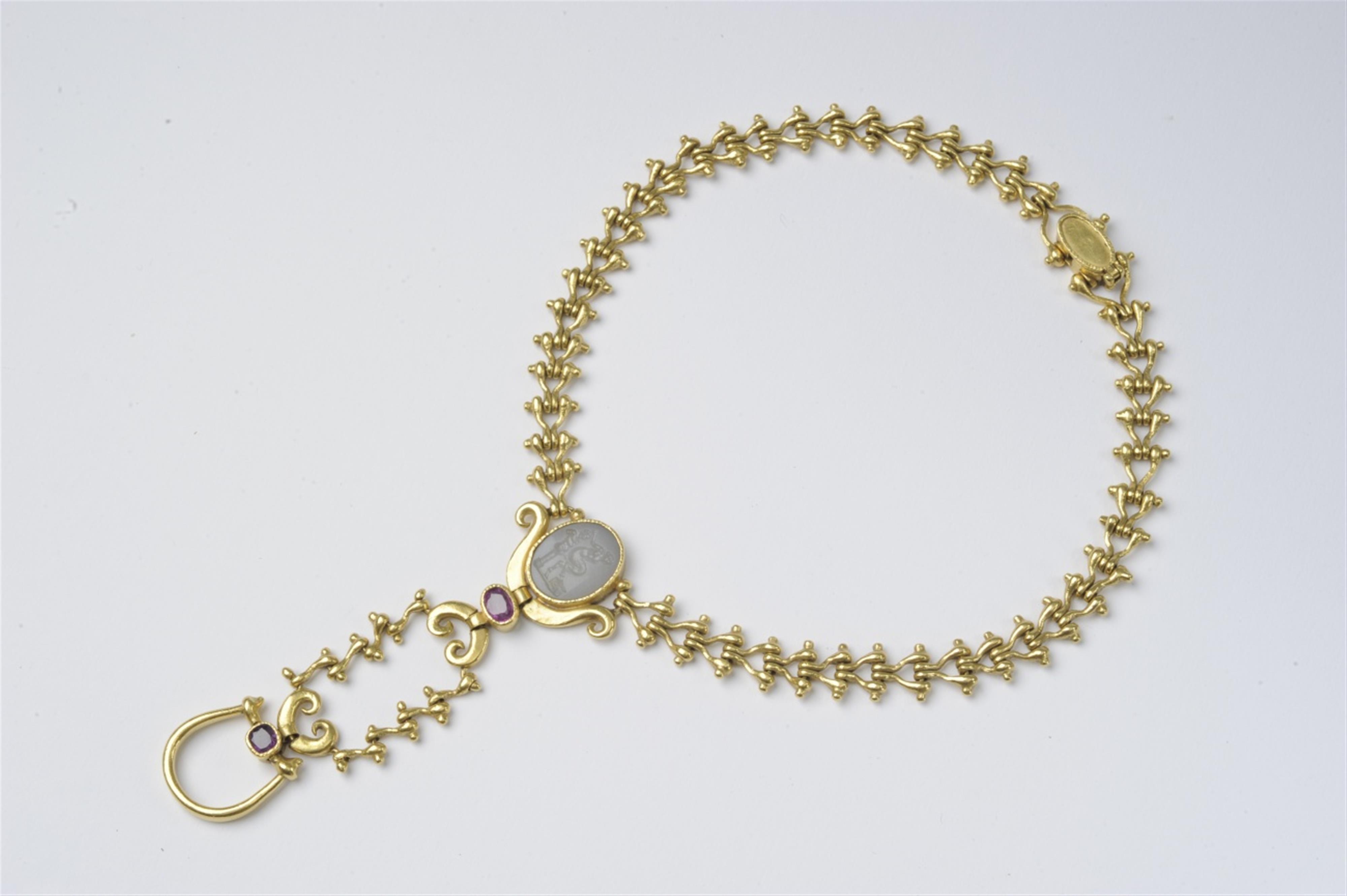A 22k gold and intaglio chain collier - image-1