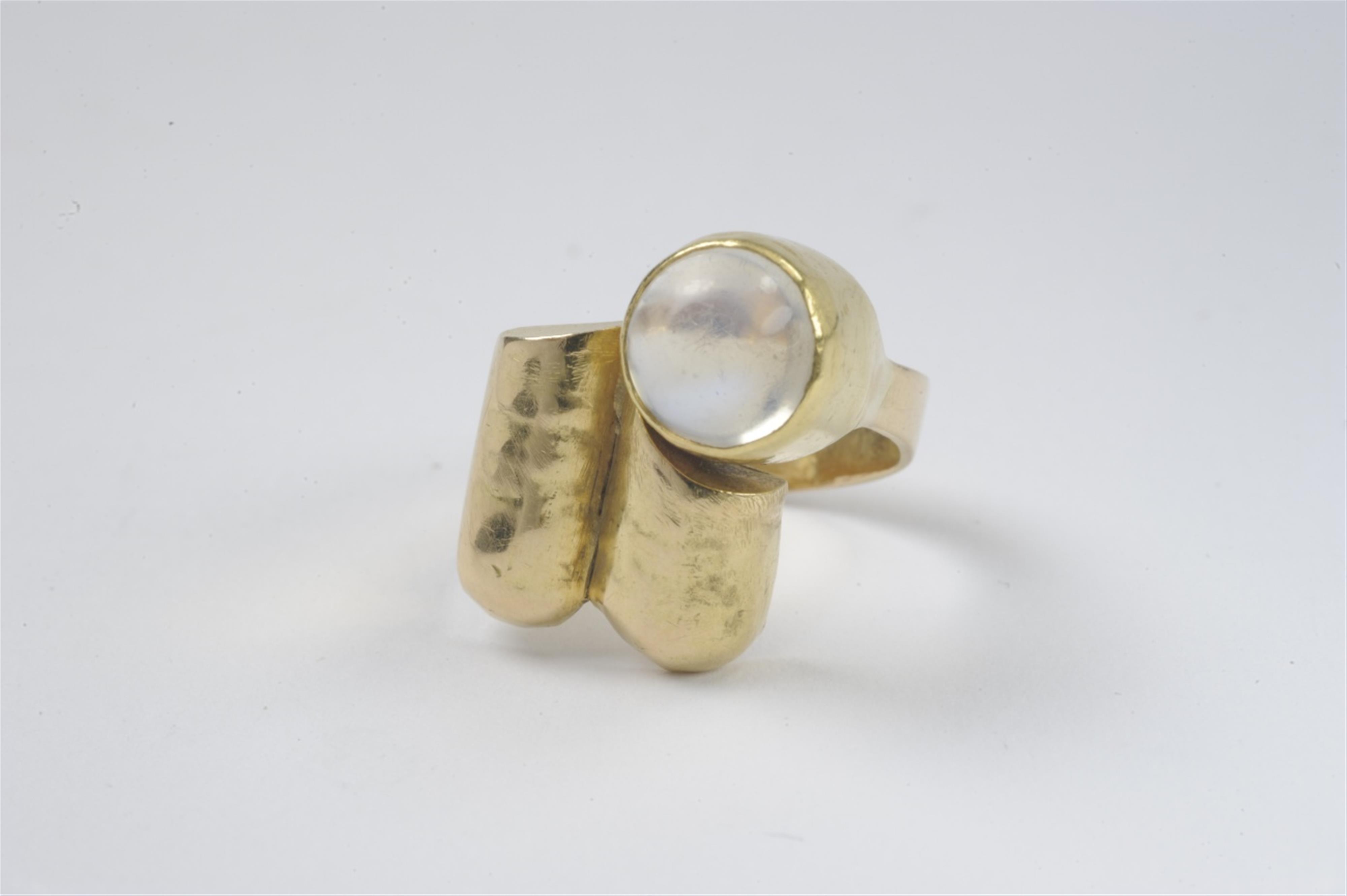 An 18k gold and moonstone ring - image-1
