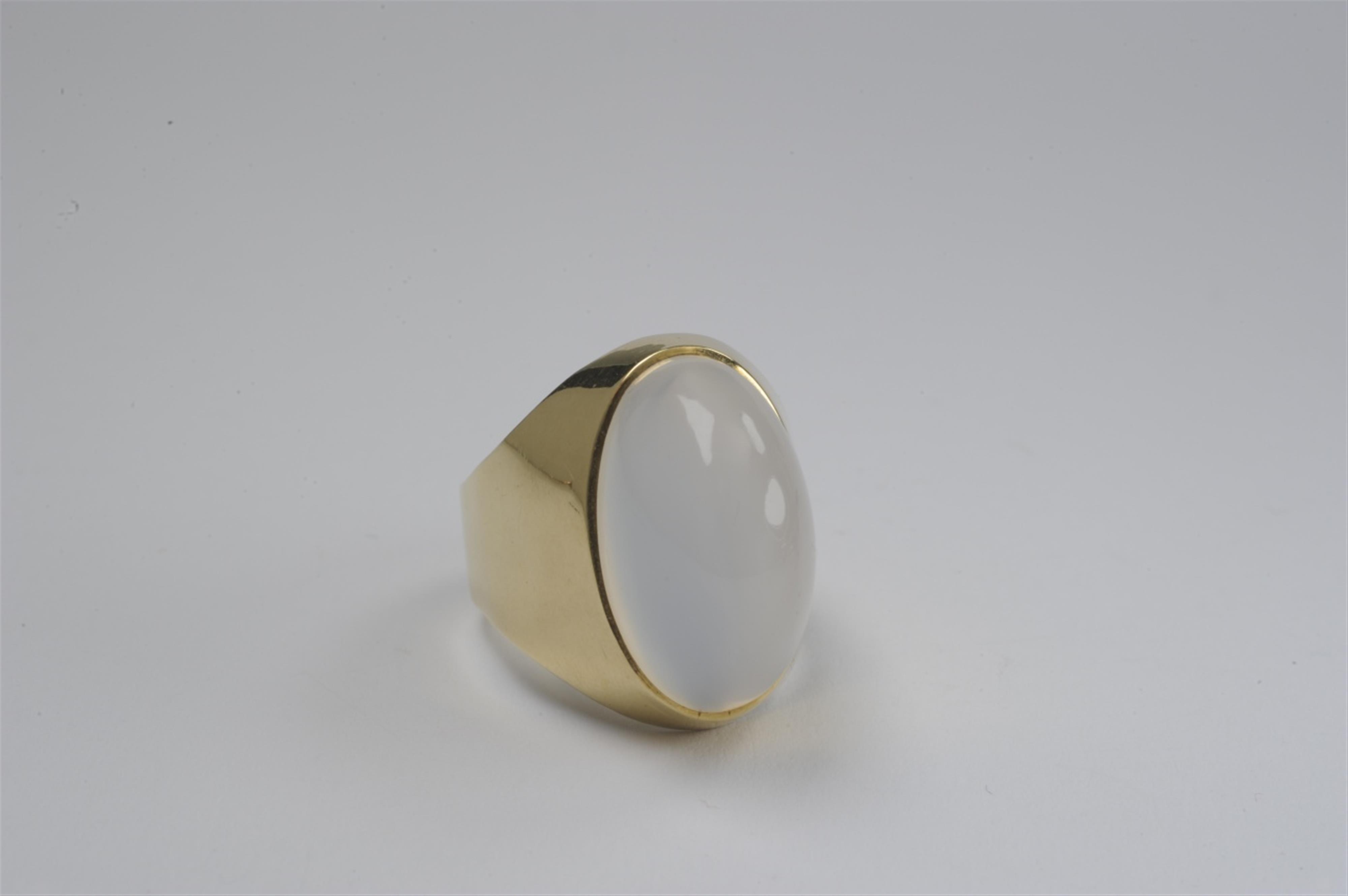 An 18k gold and moonstone ring - image-1
