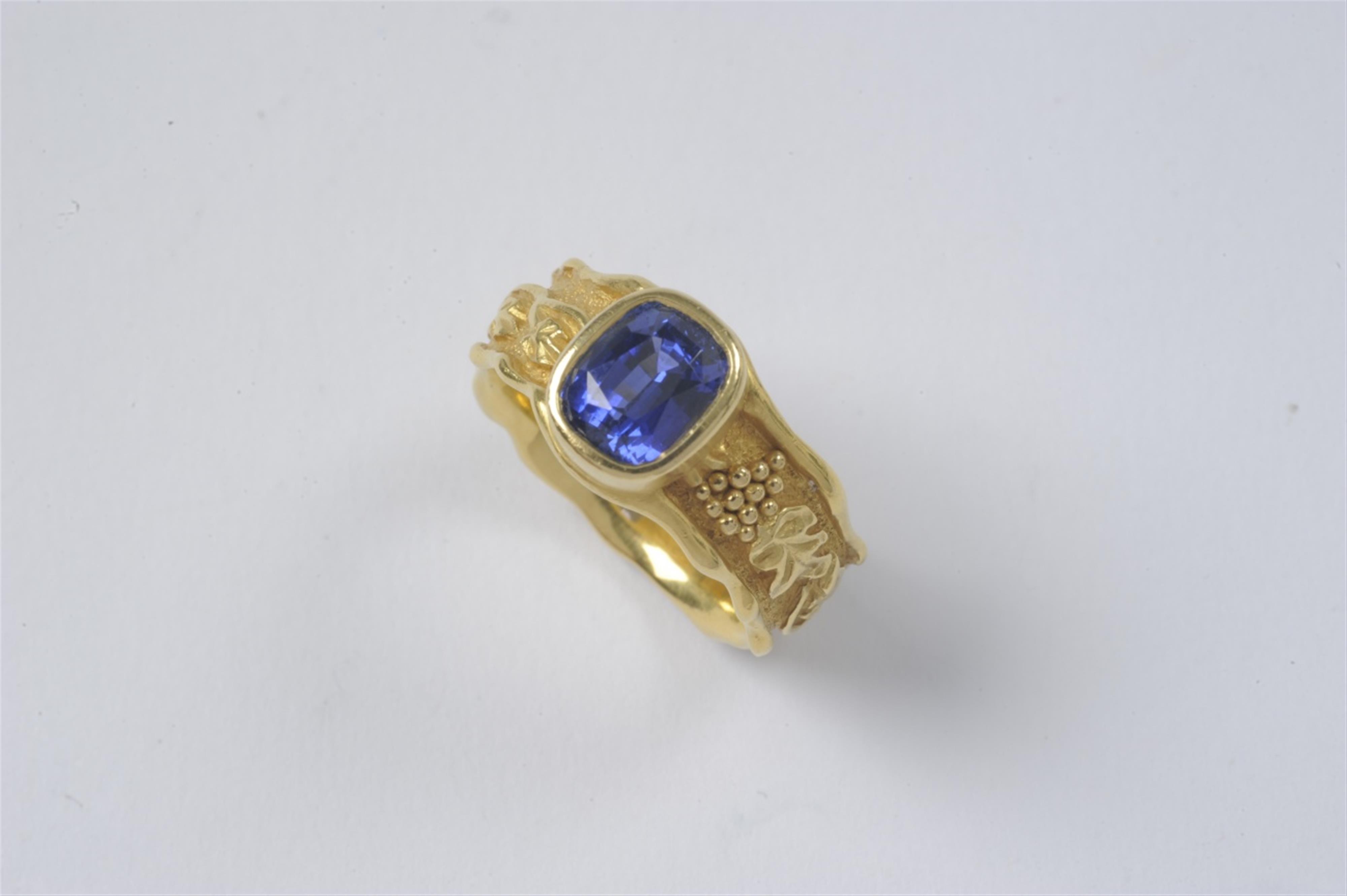 A gentlemen's 21k gold and sapphire ring - image-1