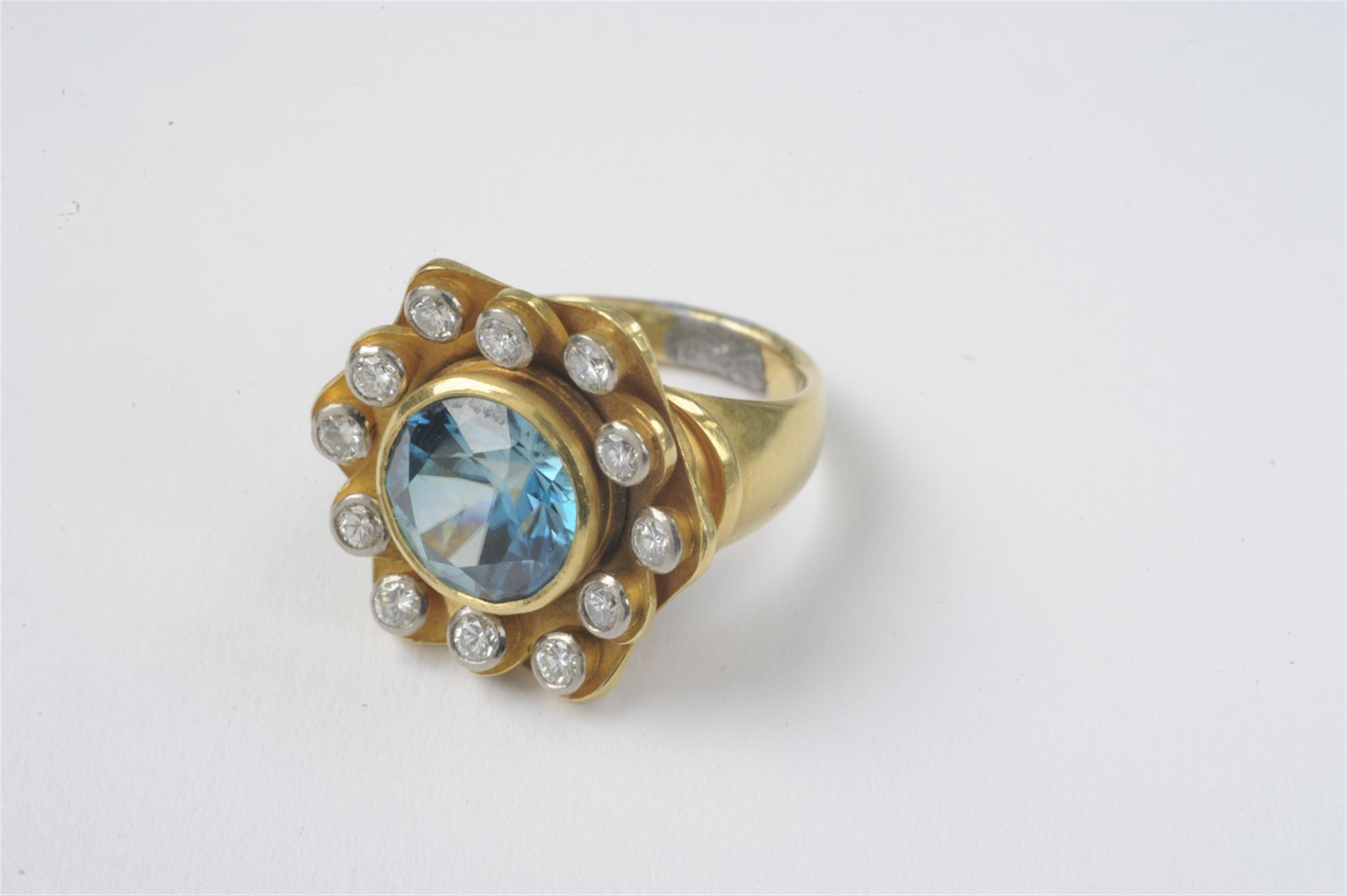 An 18k gold ring with a blue zircon - image-2