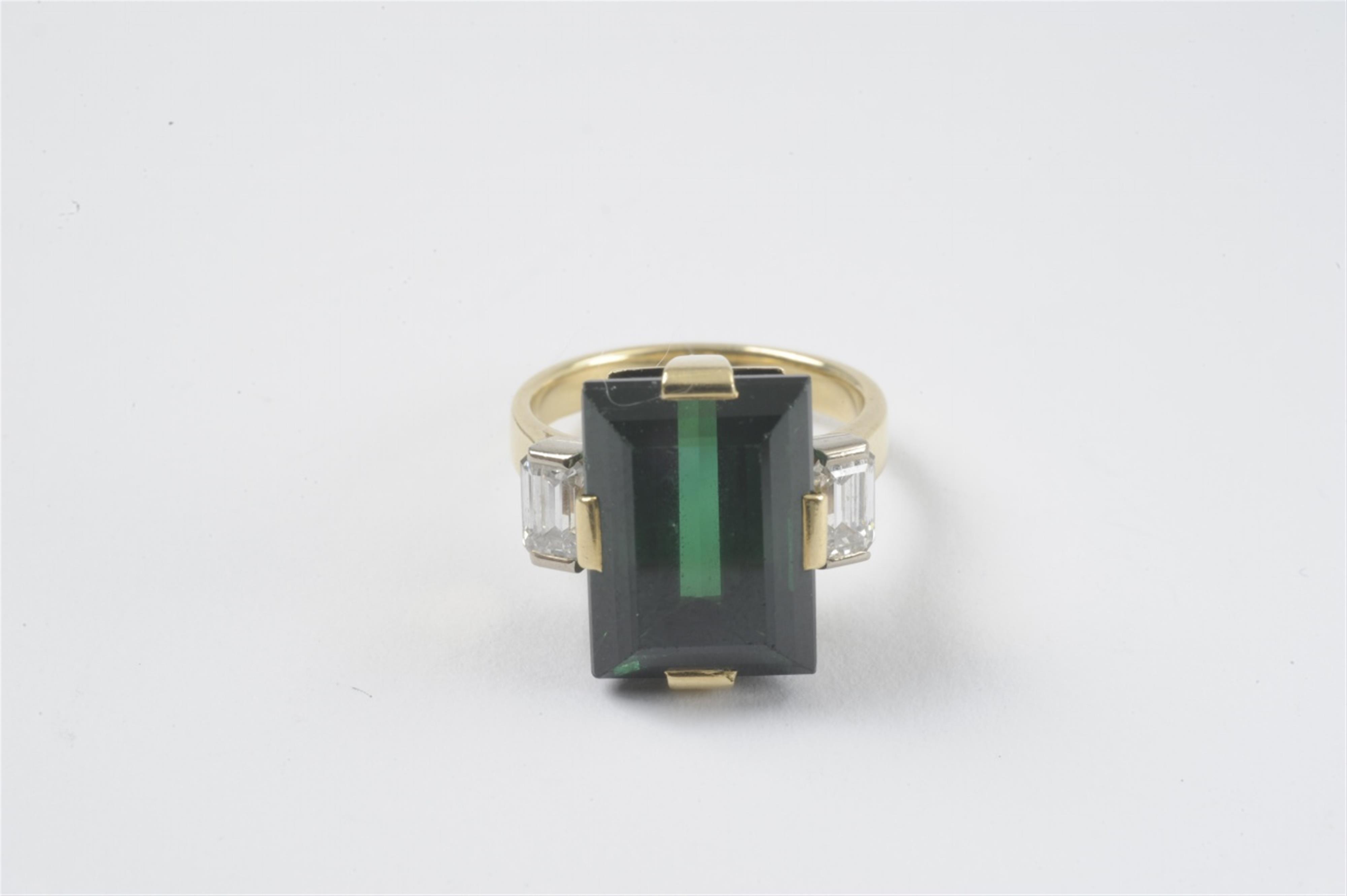 An 18k gold and green tourmaline ring - image-2