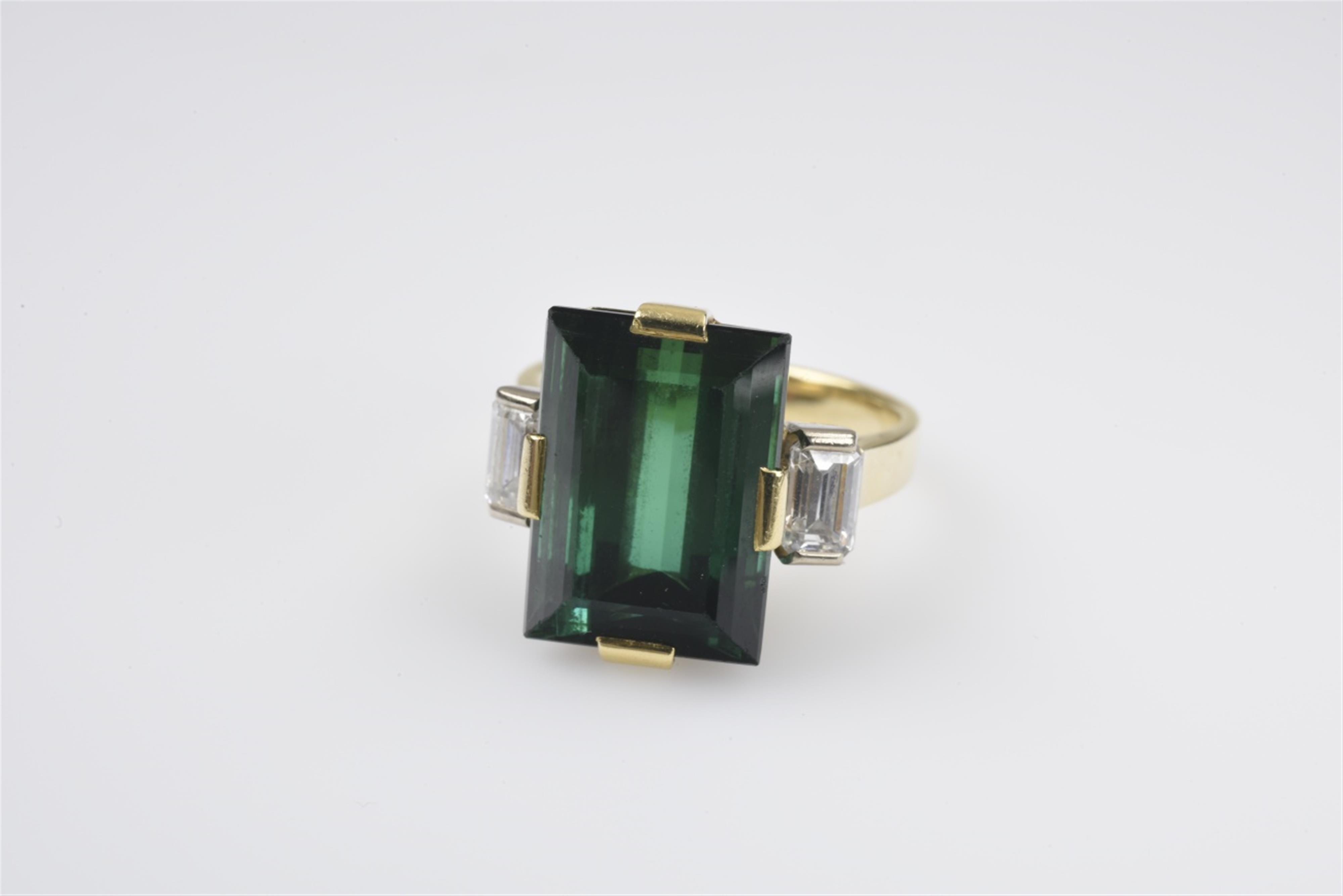 An 18k gold and green tourmaline ring - image-1