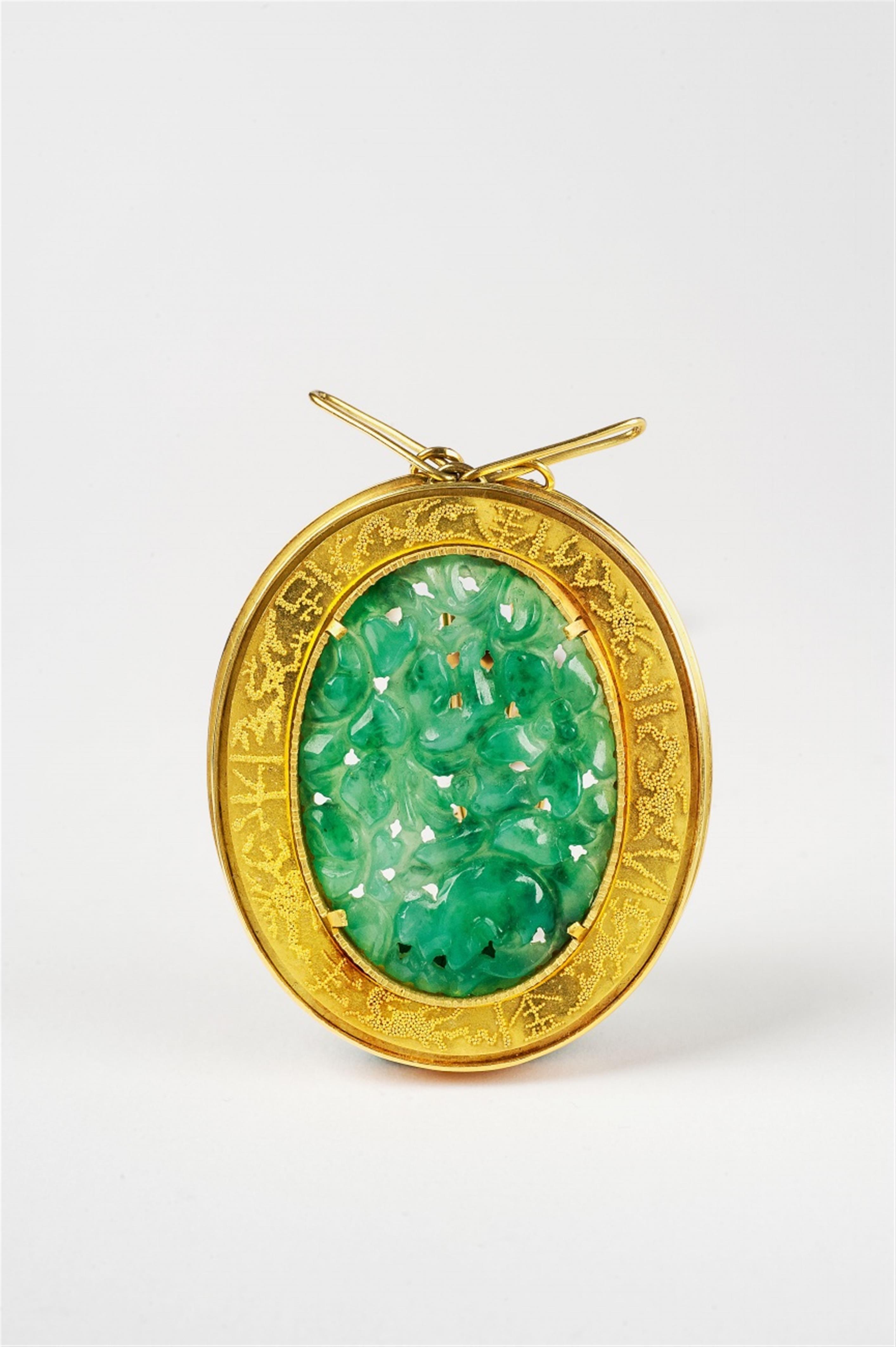 An 18k gold and carved jade pendant - image-2