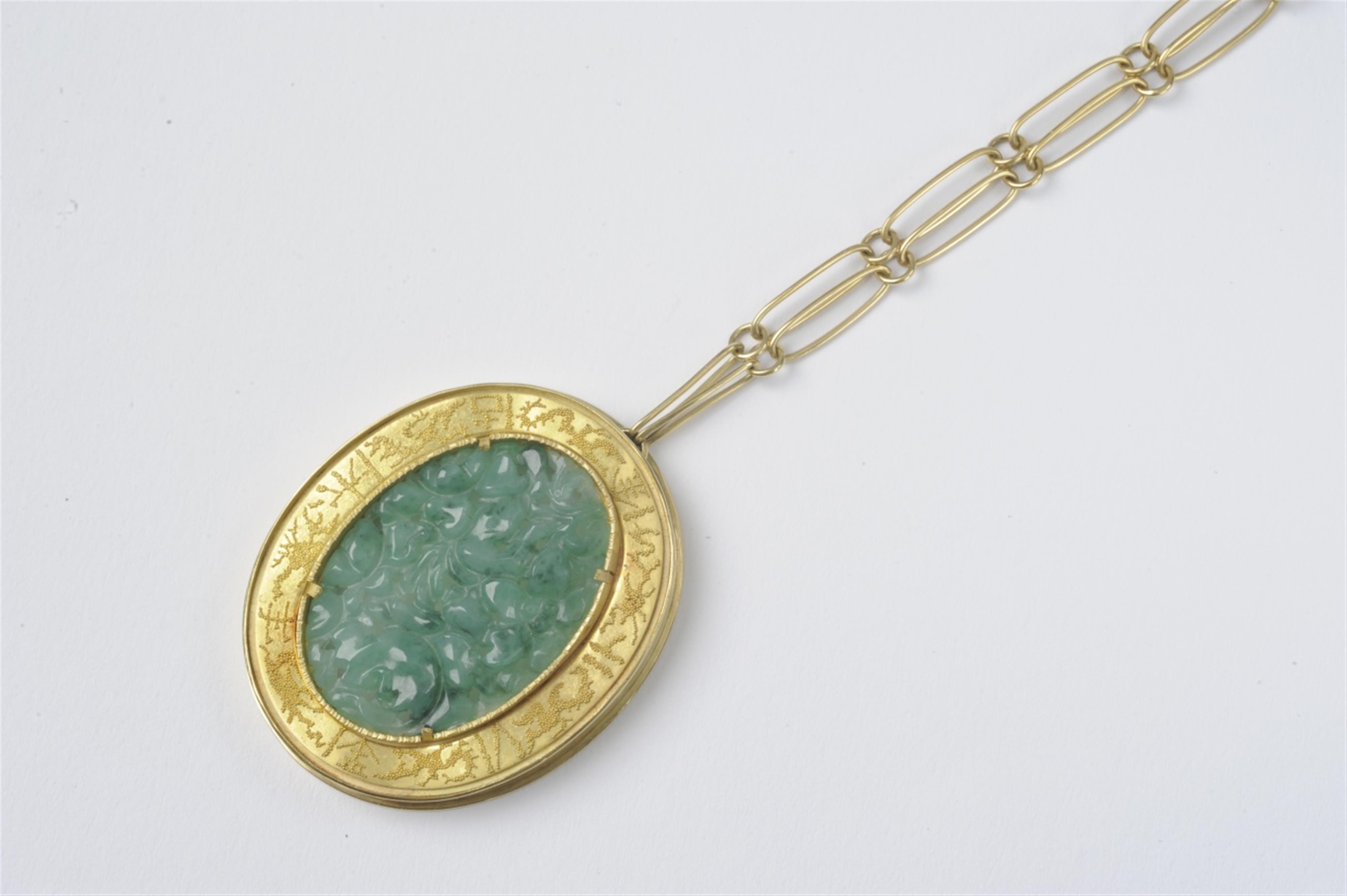An 18k gold and carved jade pendant - image-1
