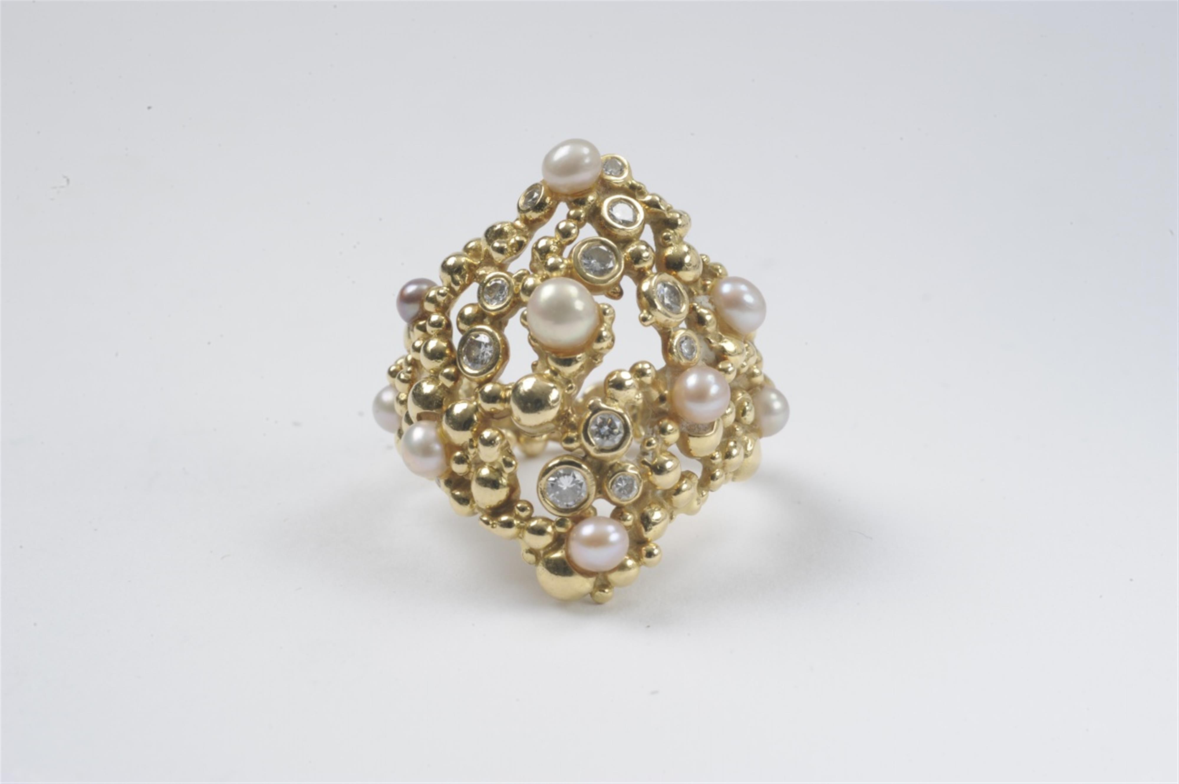 An 18k gold, pearl, and diamond ring - image-1