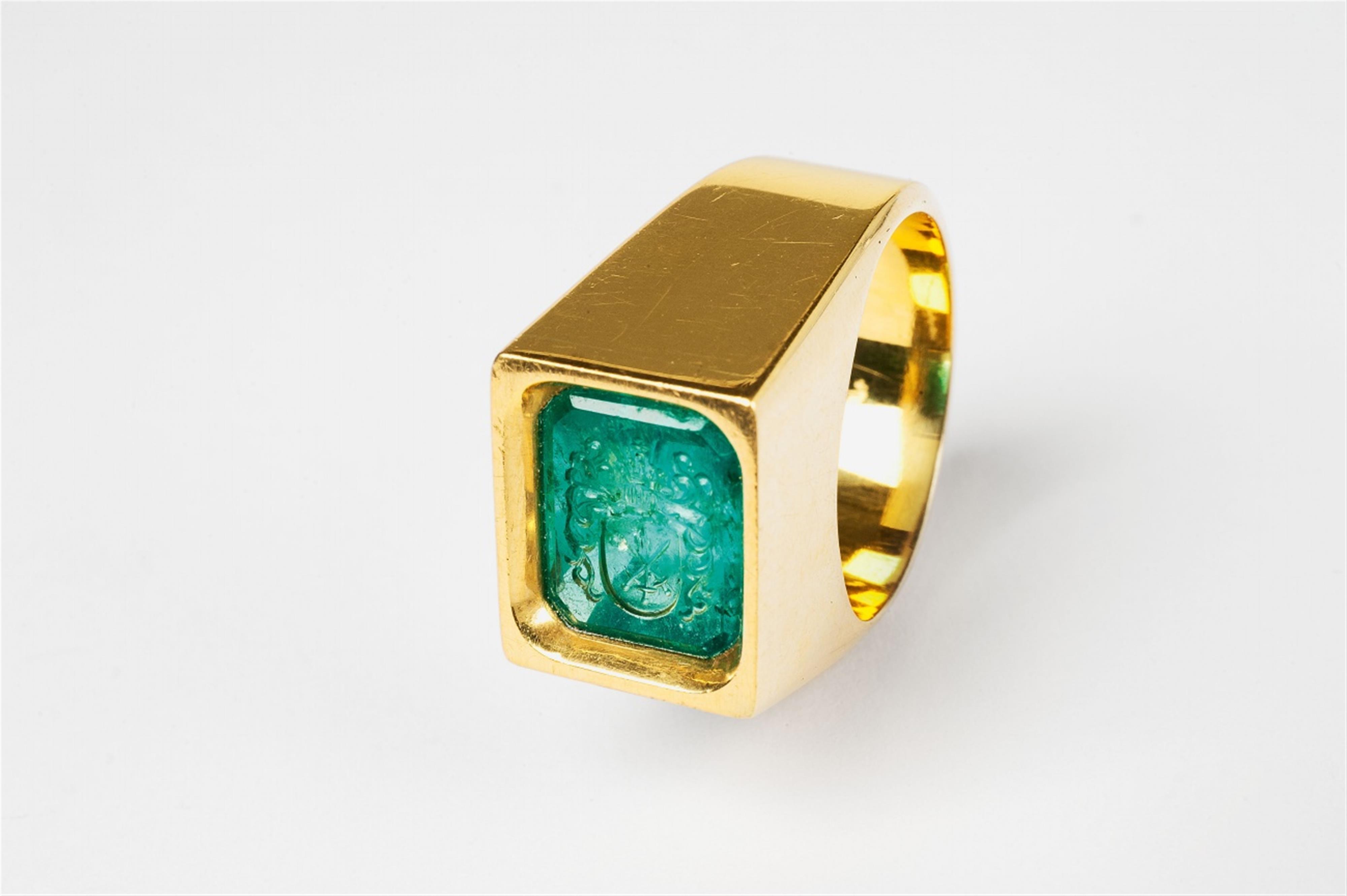 A gentlemen's 21k gold and emerald signet ring - image-2