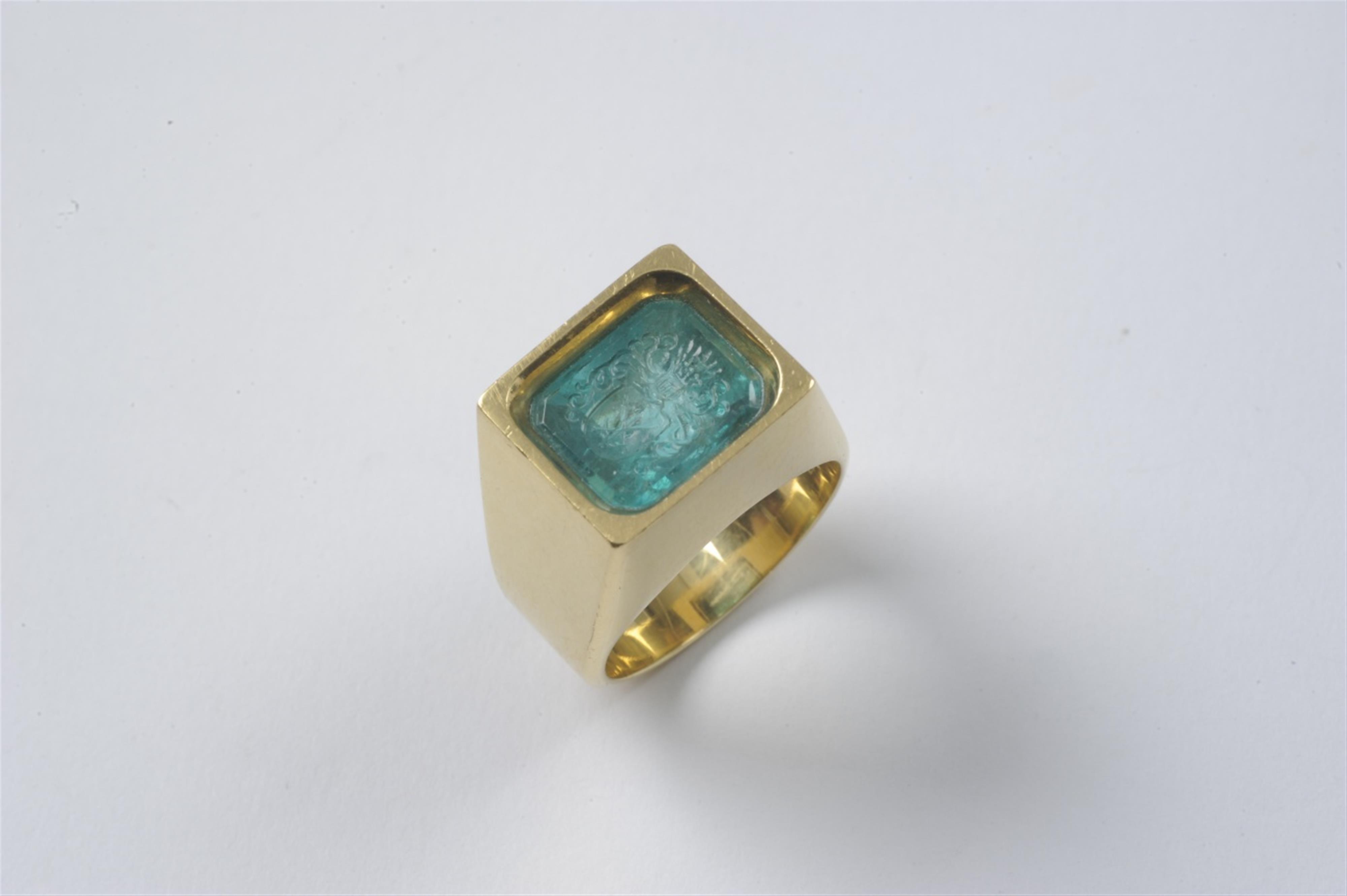 A gentlemen's 21k gold and emerald signet ring - image-1