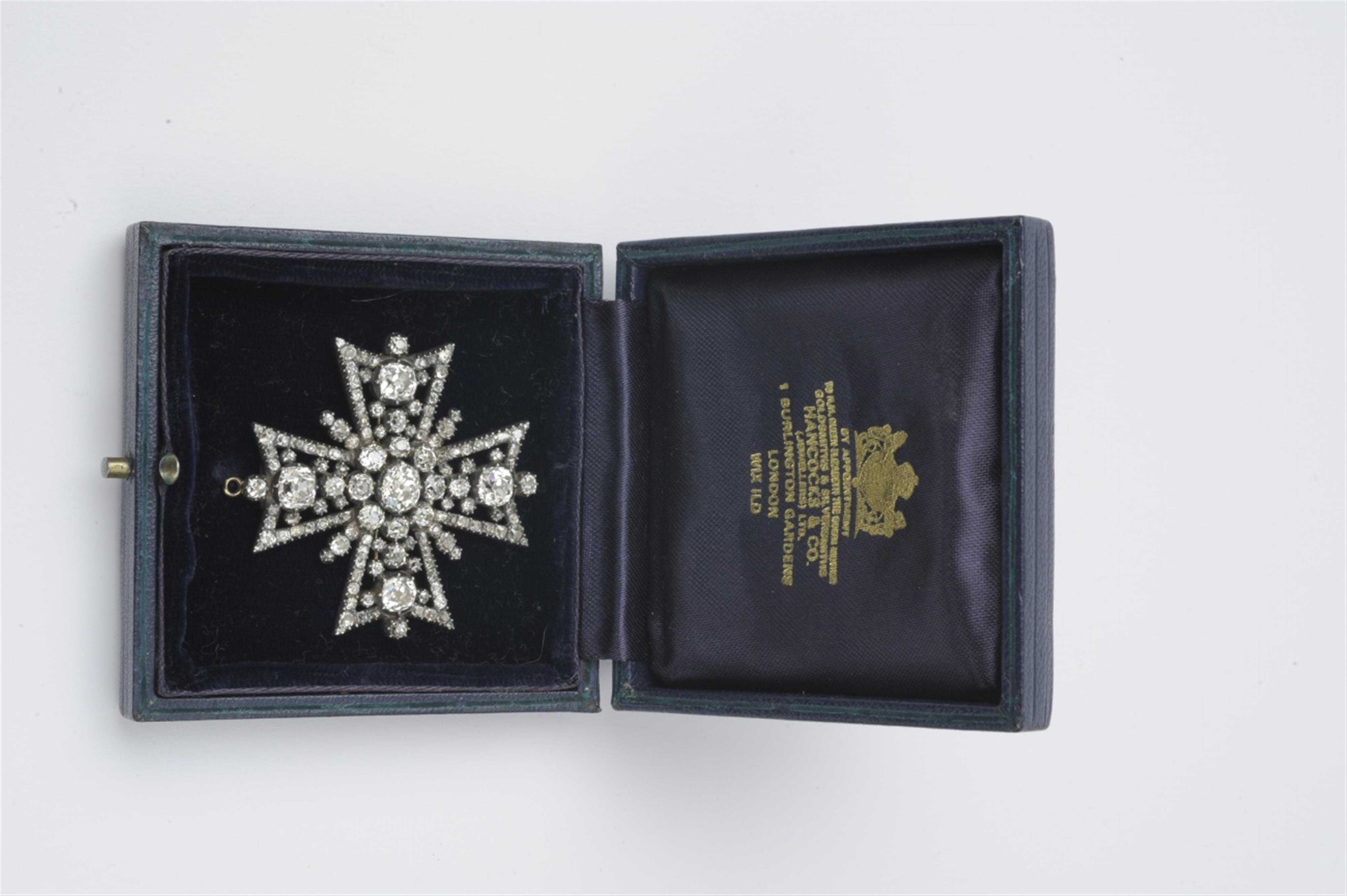 A silver and gold "Maltese Cross" brooch - image-2