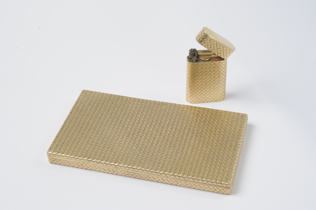 An 18k gold Van Cleef & Arpels cigarette case and lighter - image-1