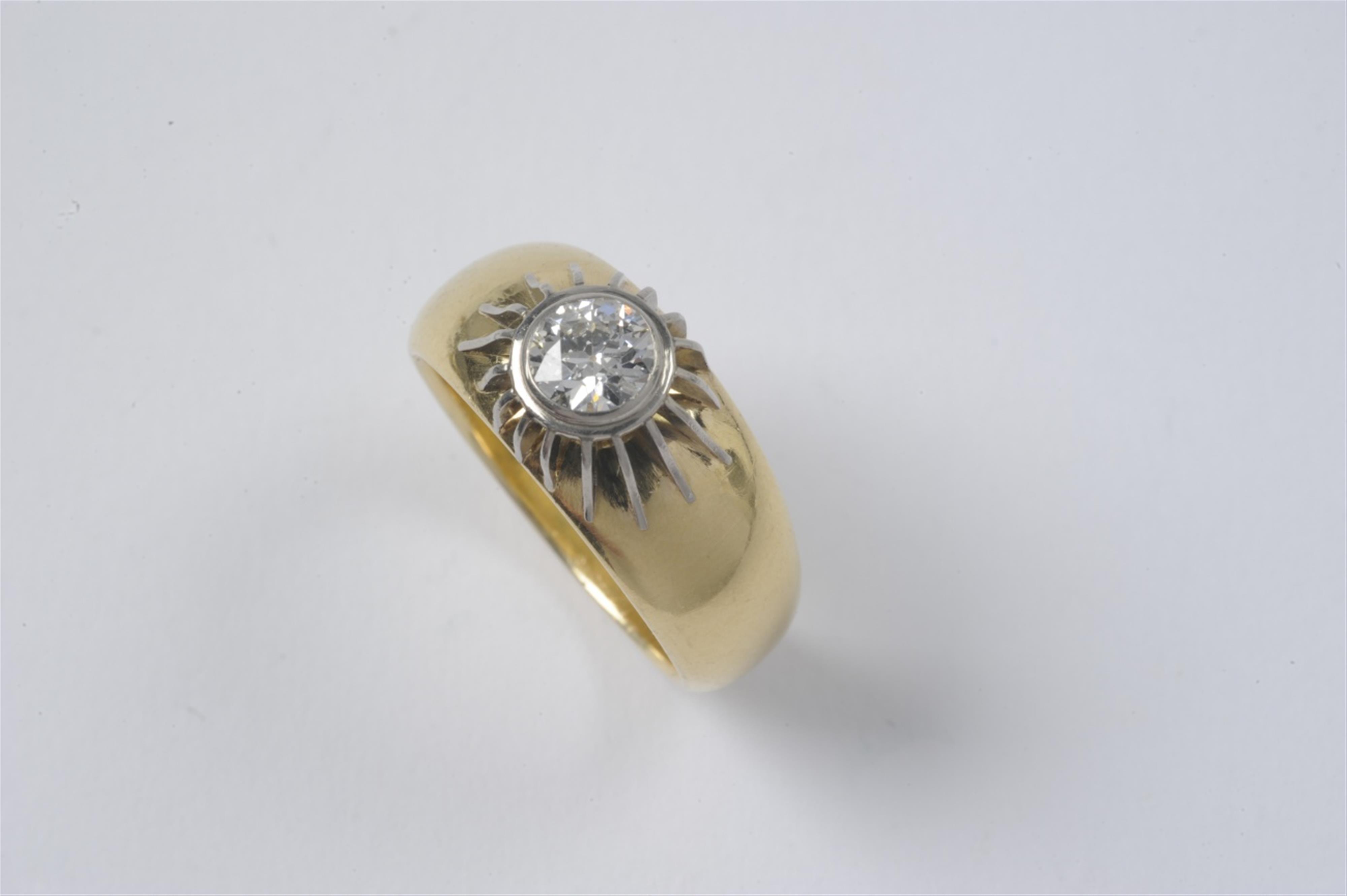 A gentlemens' 14k gold diamond solitaire ring - image-1