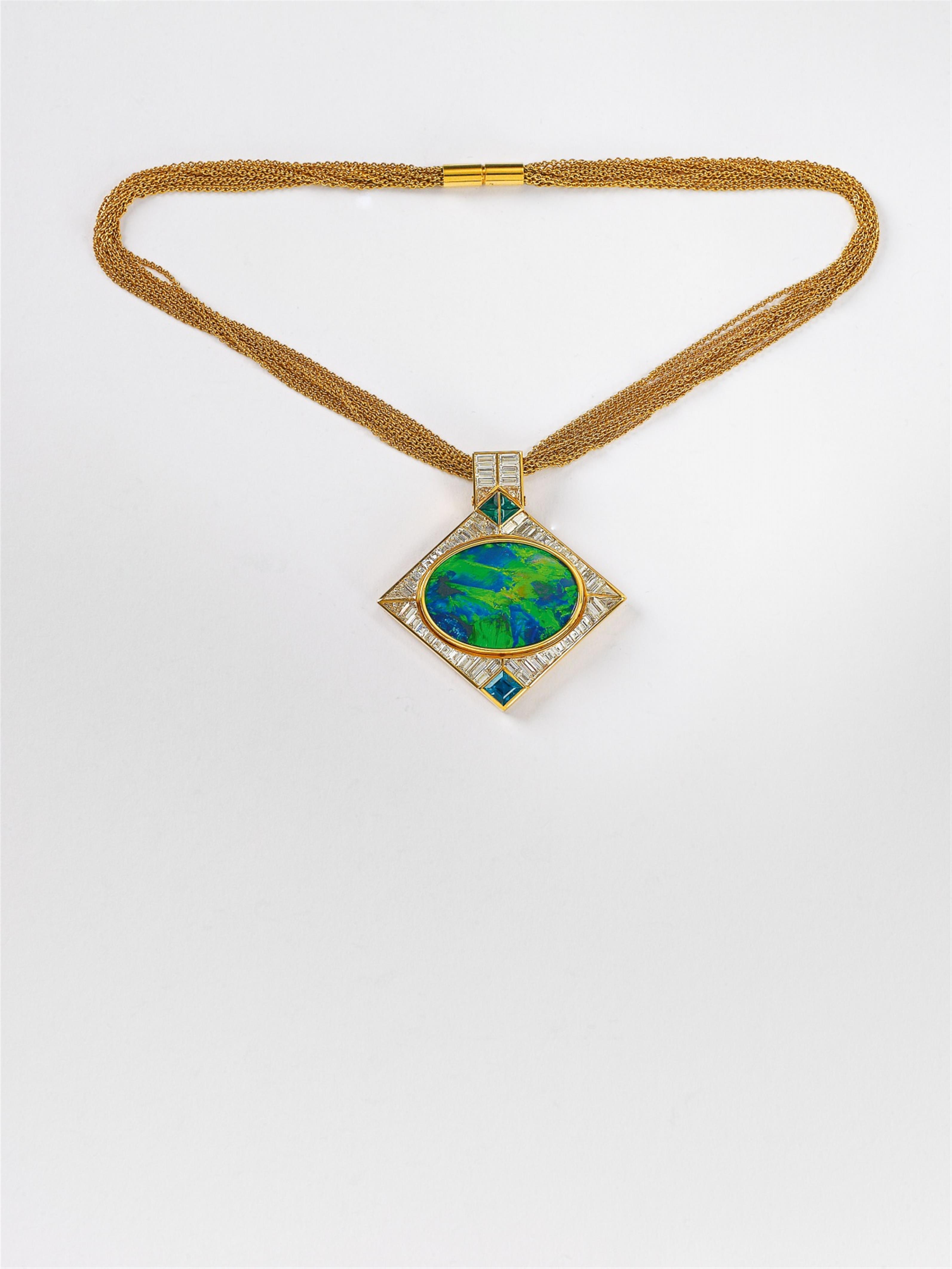 An 18k gold chain with a large opal pendant - image-2