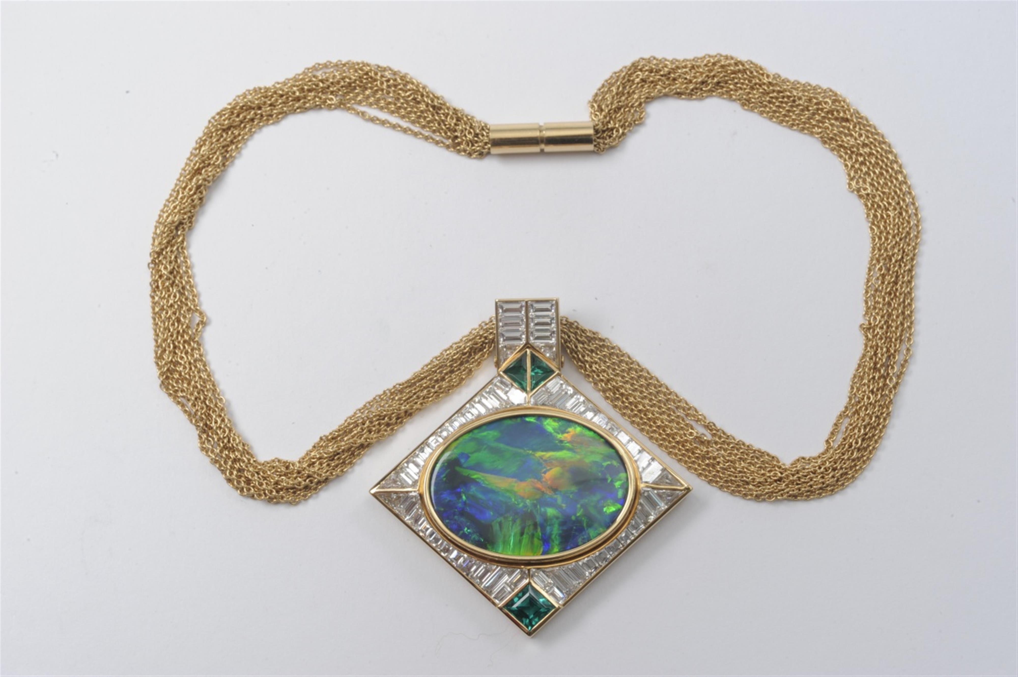 An 18k gold chain with a large opal pendant - image-1