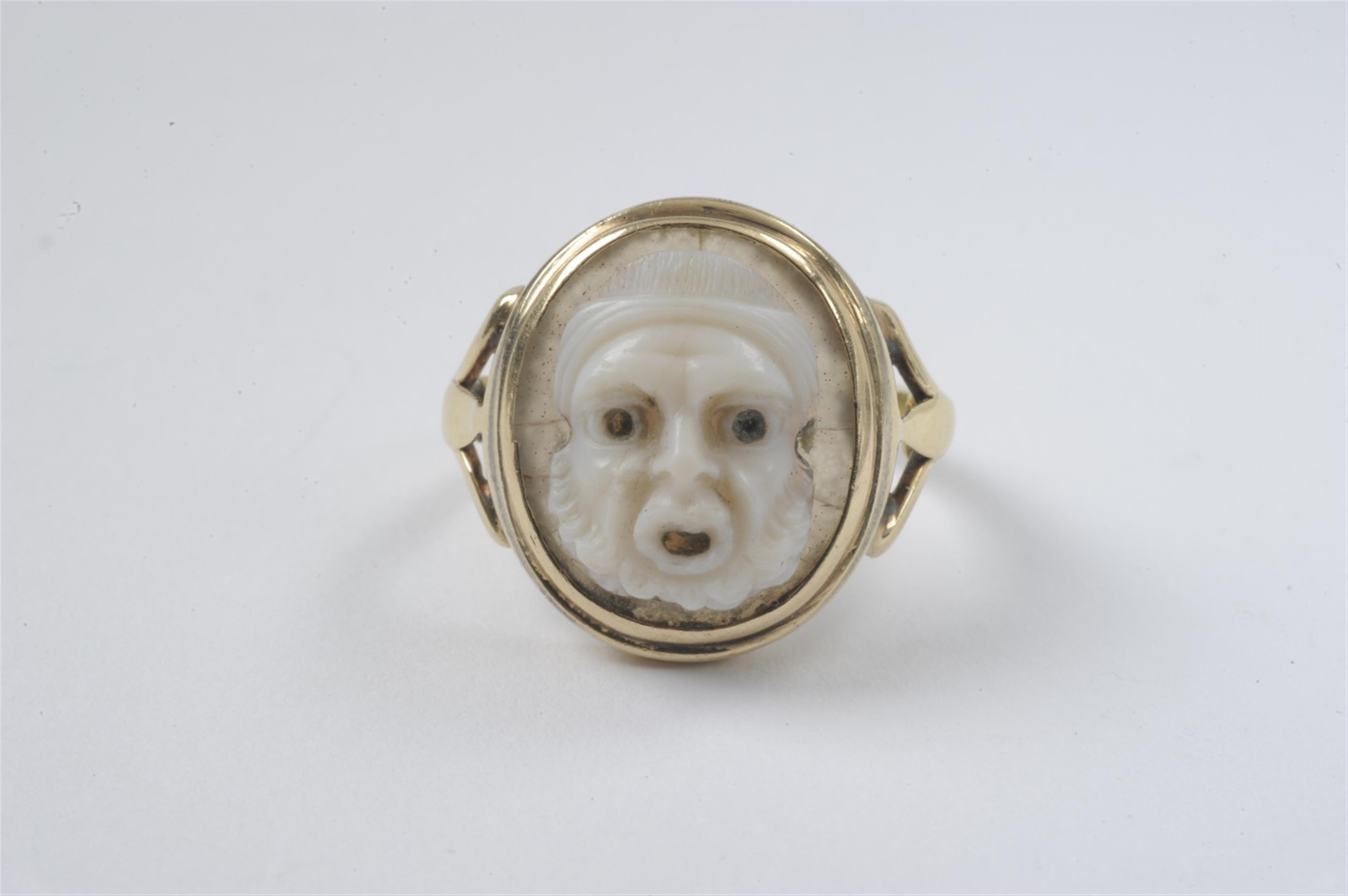 An 18k rose gold ring with a mask cameo - image-1