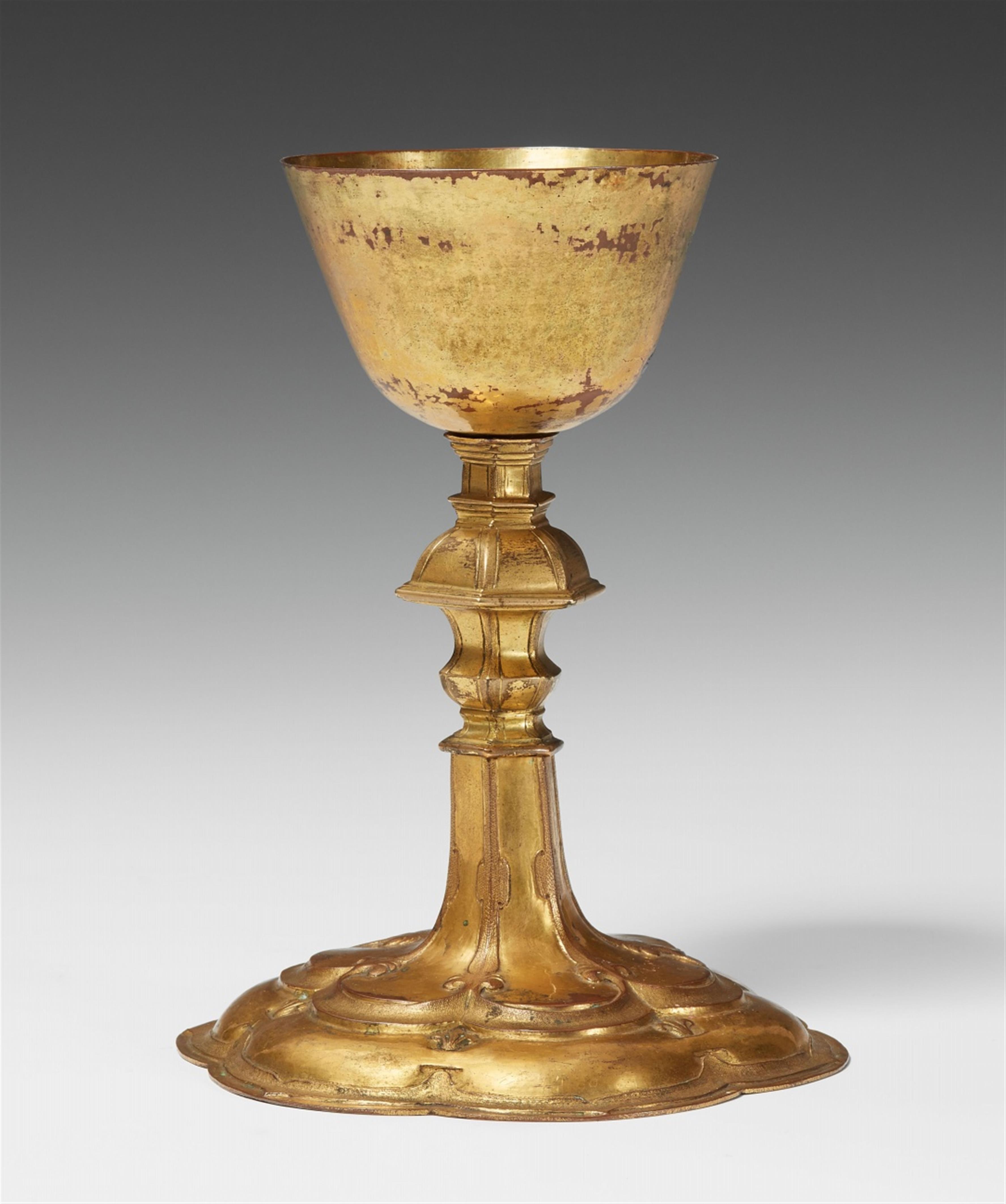A gilt copper communion chalice made for the Ev. Zivilgemeinde in Glatz. Unmarked, Silesian, ca. 1700. - image-1