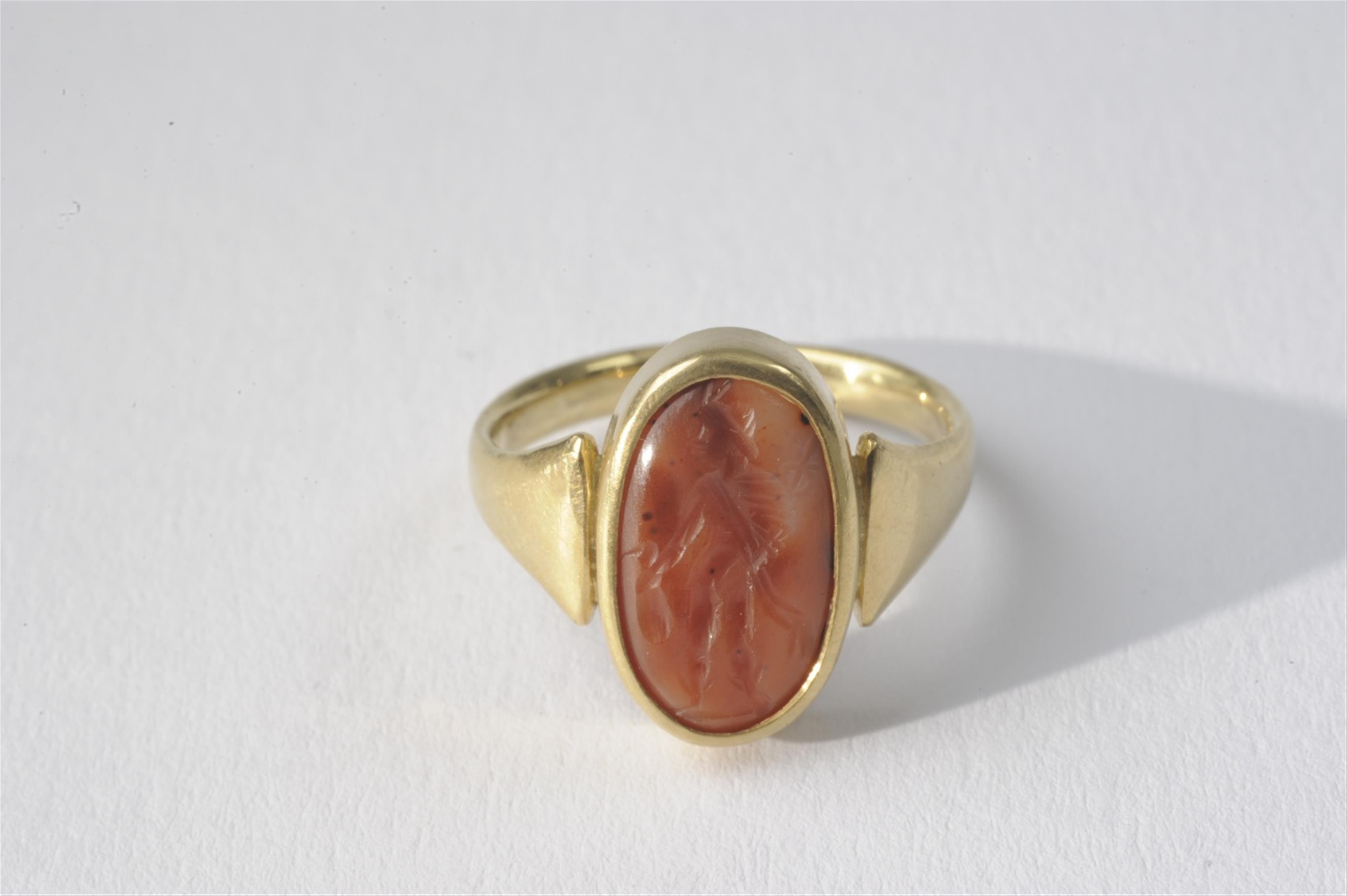 A 14k ring with a Roman intaglio - image-2