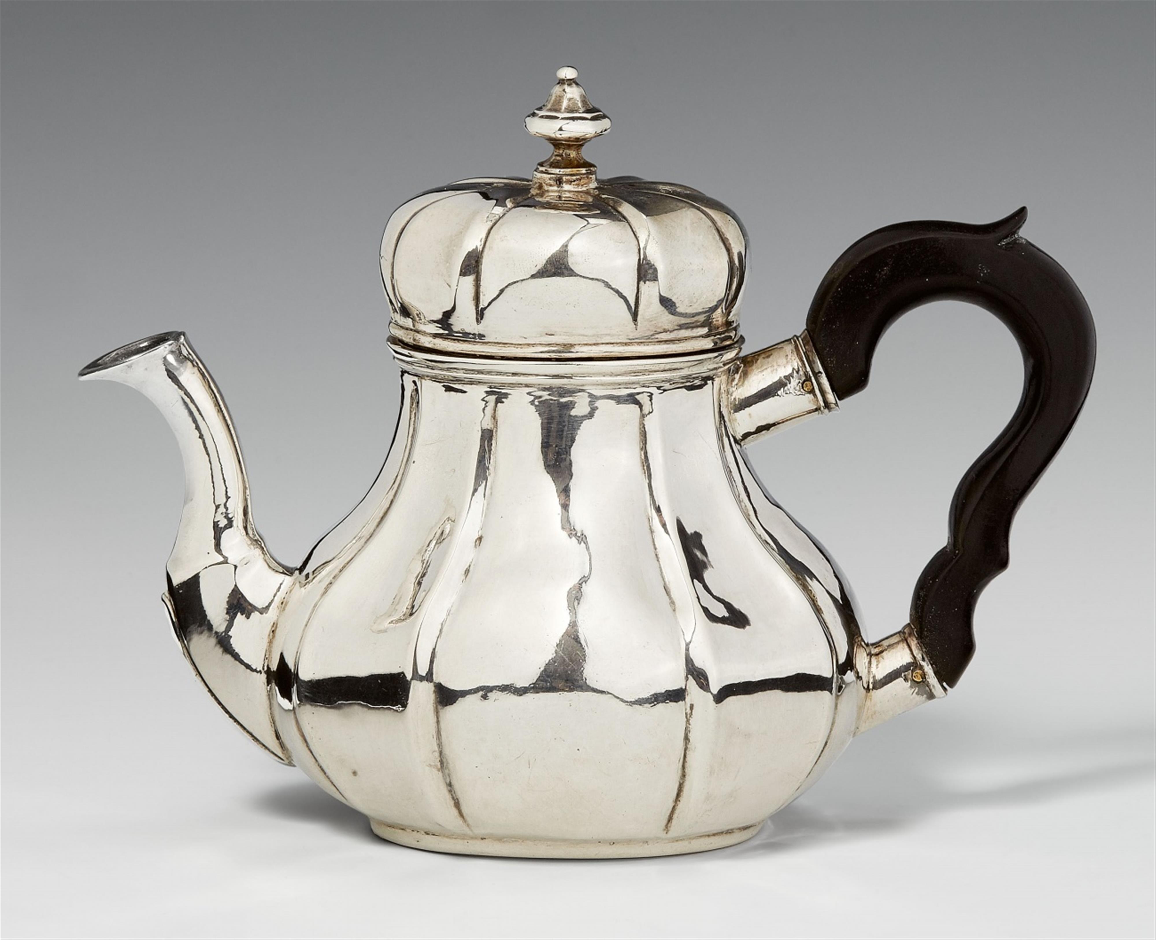 A Copenhagen silver tea pot. Marks of Niels Johnsen, 1732. - image-1