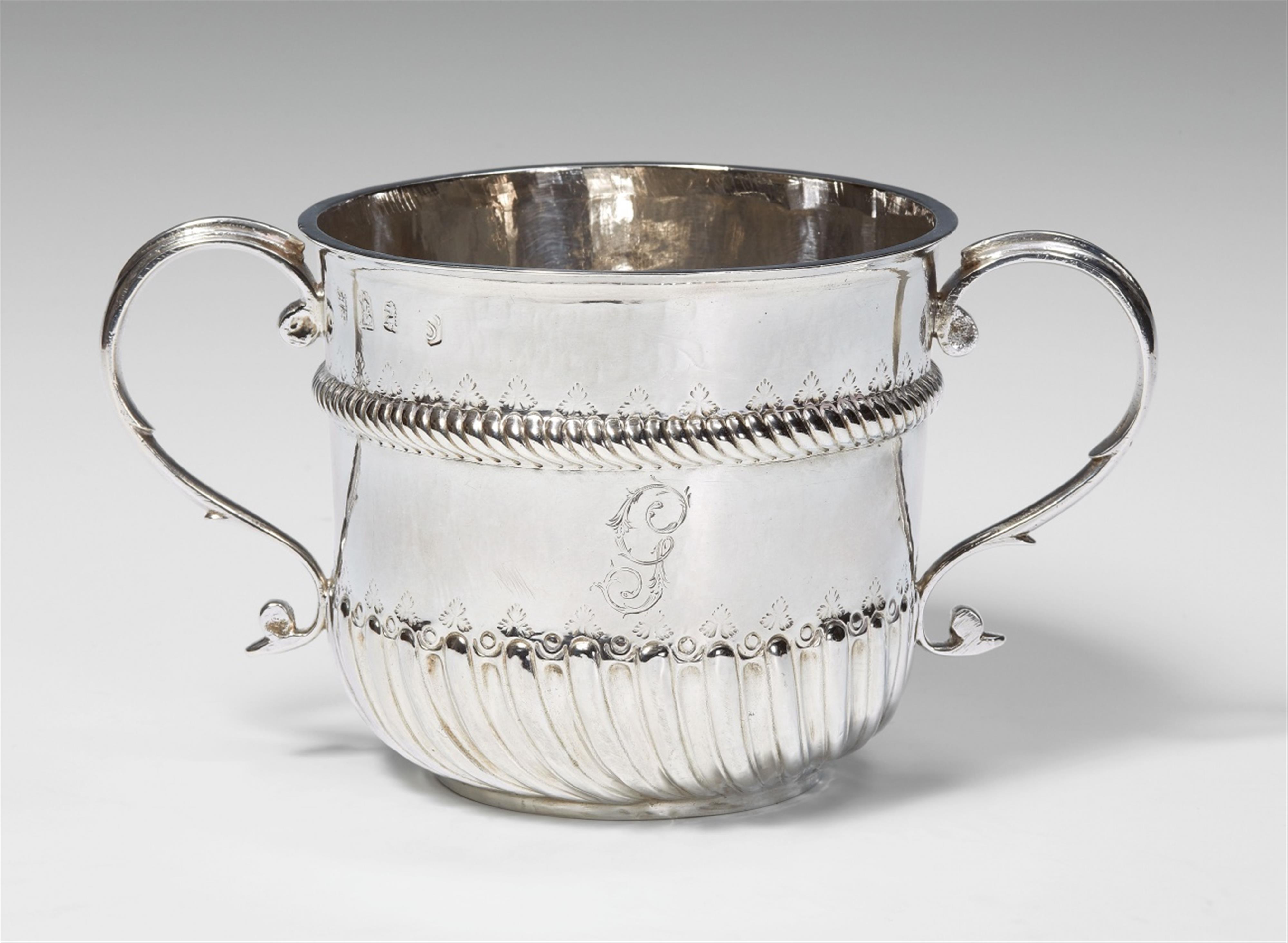 A William III London silver porringer. Marks of James Chadwick, 1699. - image-1