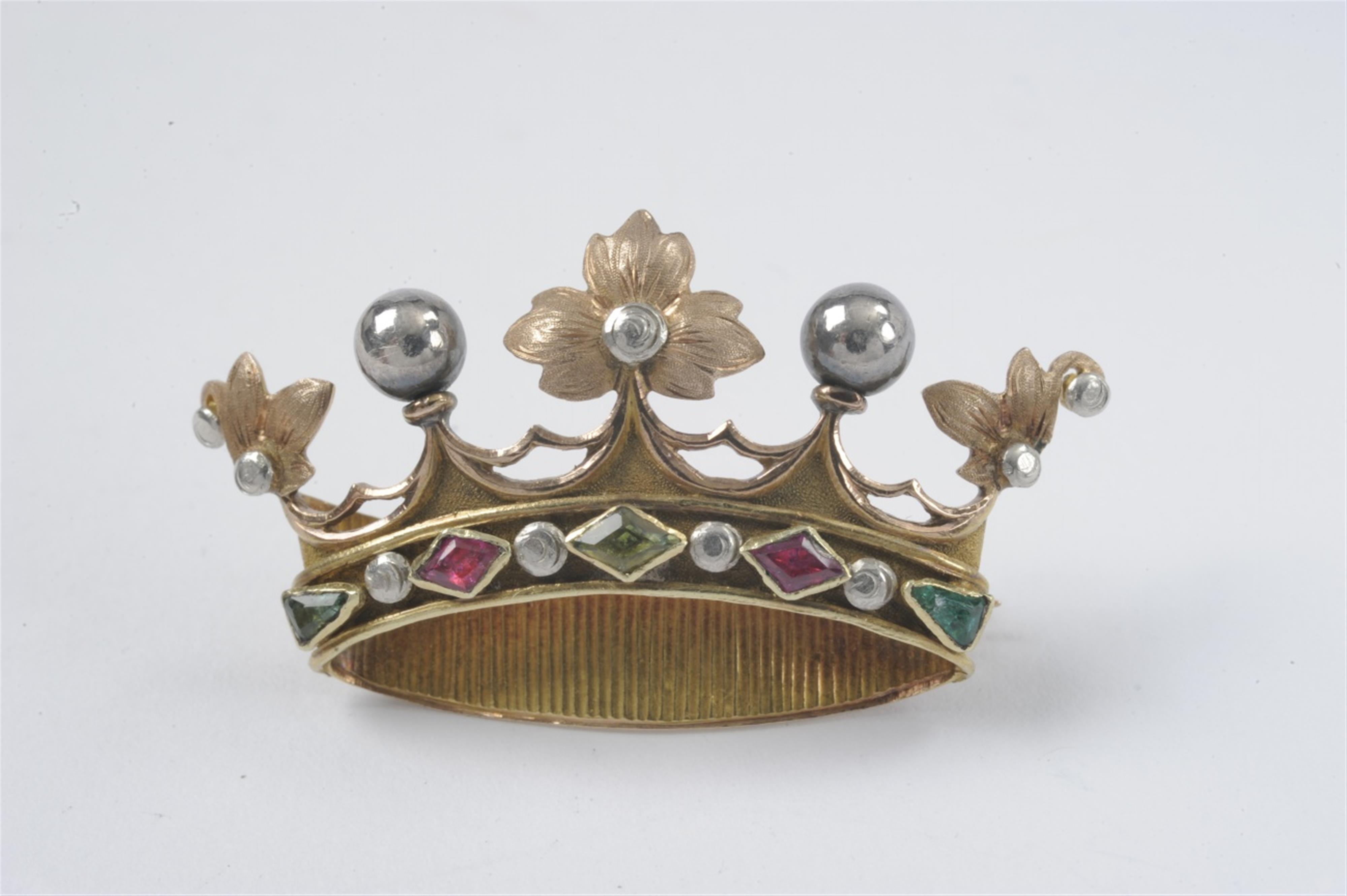 An 18k brooch formed as a coronet - image-1