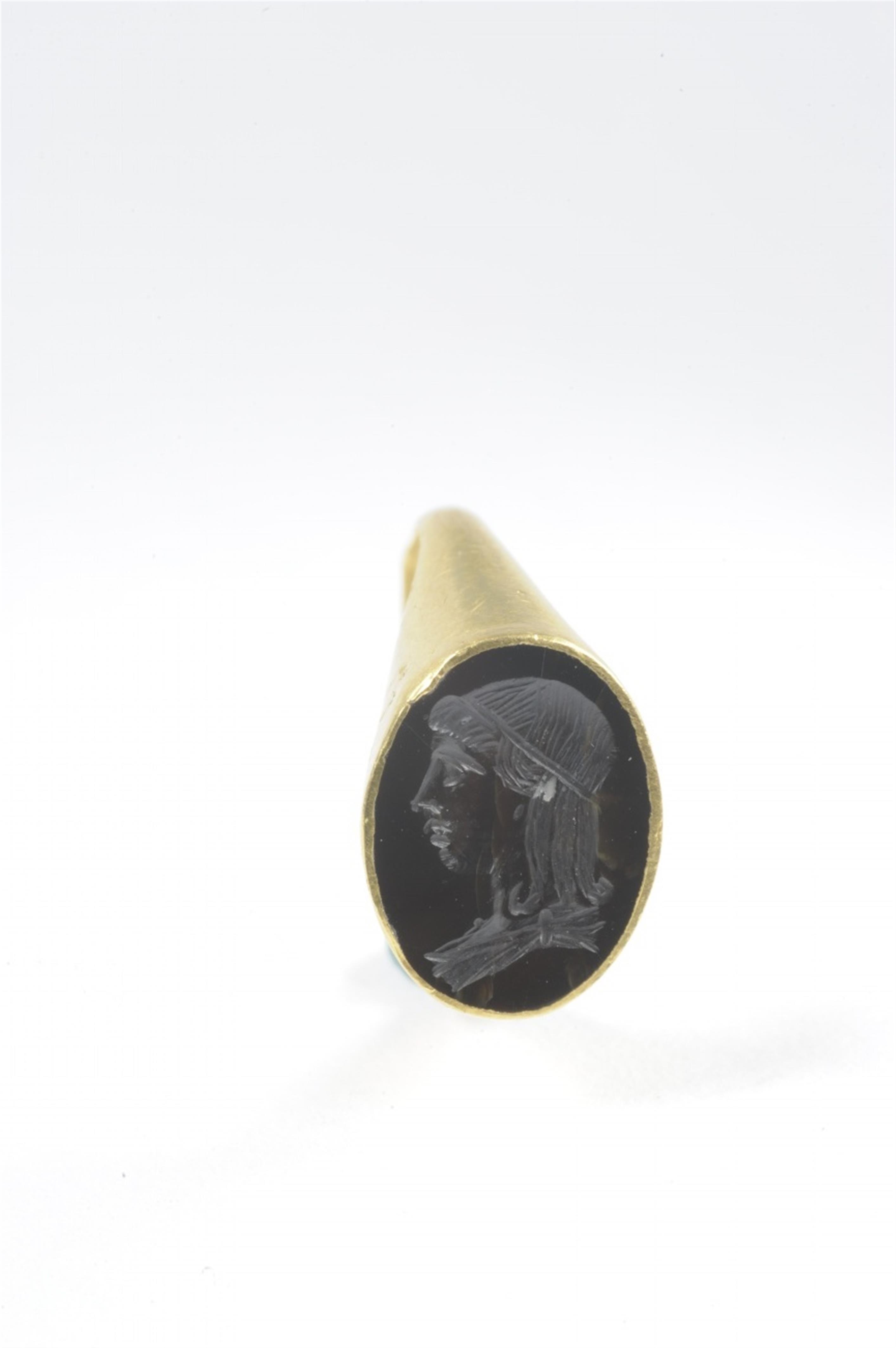 A fine gold ring with a Roman intaglio - image-1