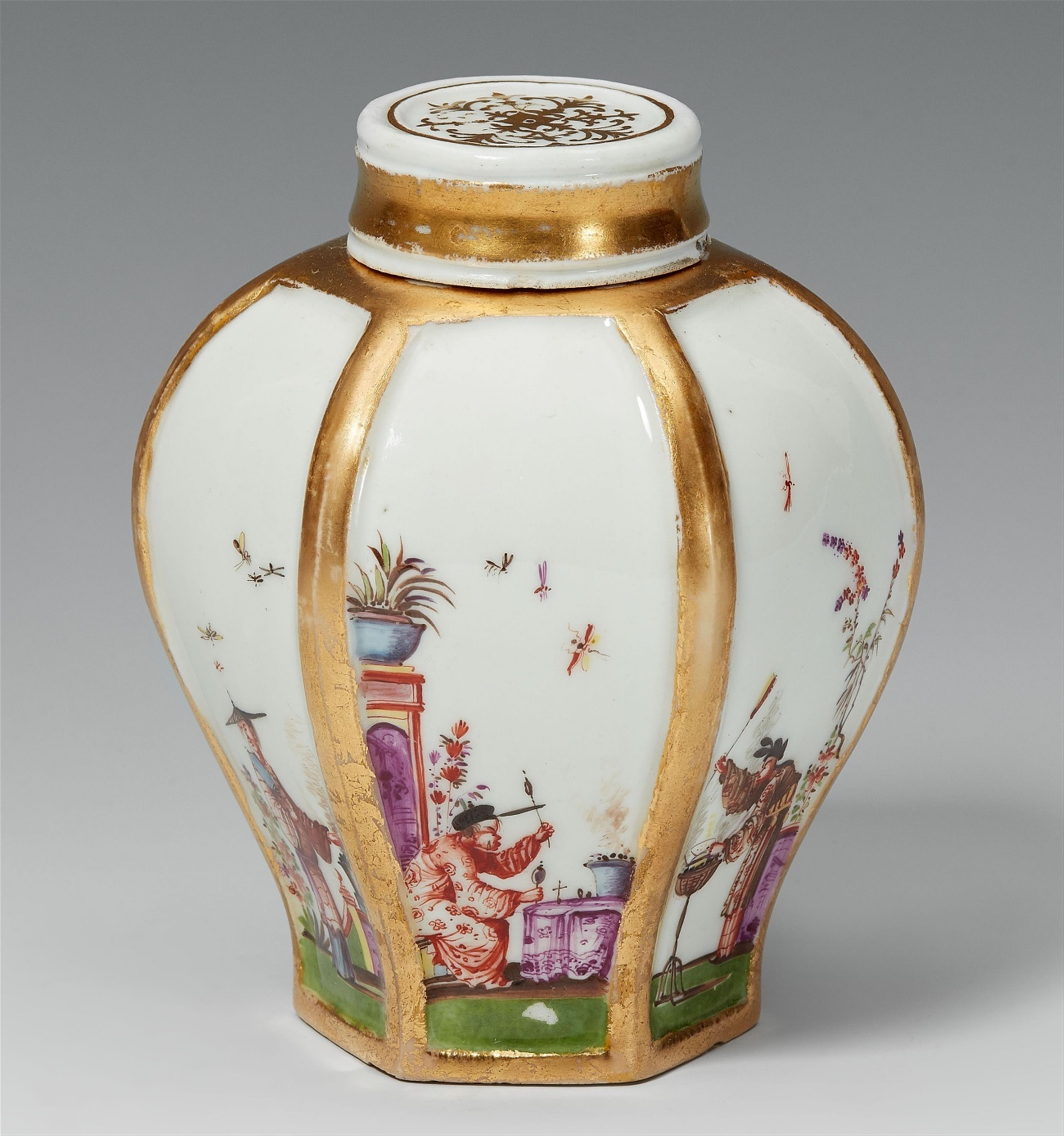 A Meissen porcelain tea caddy with chinoiserie decor - image-1