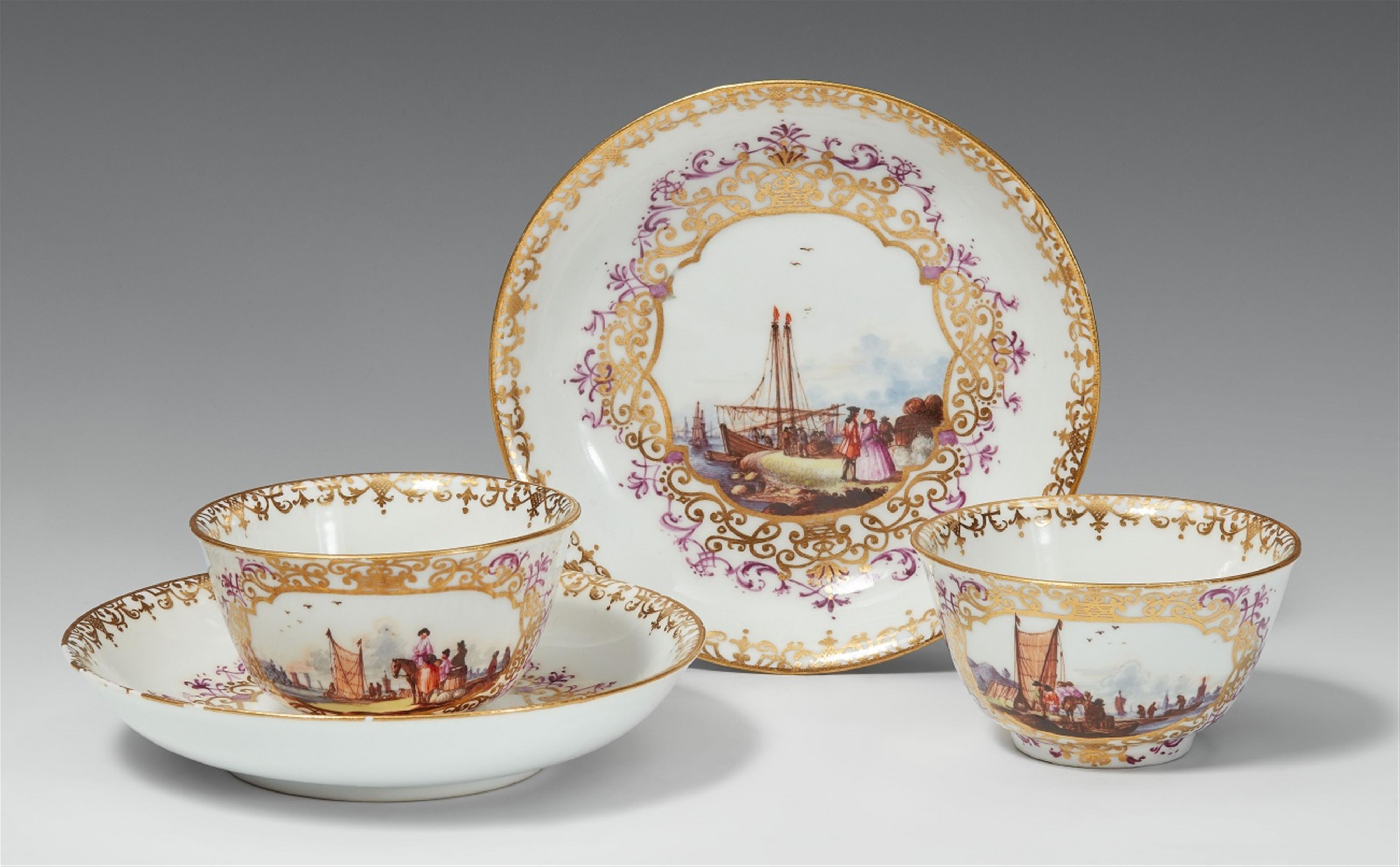 A pair of Meissen porcelain tea bowls with "kauffahrtei" decor - image-1