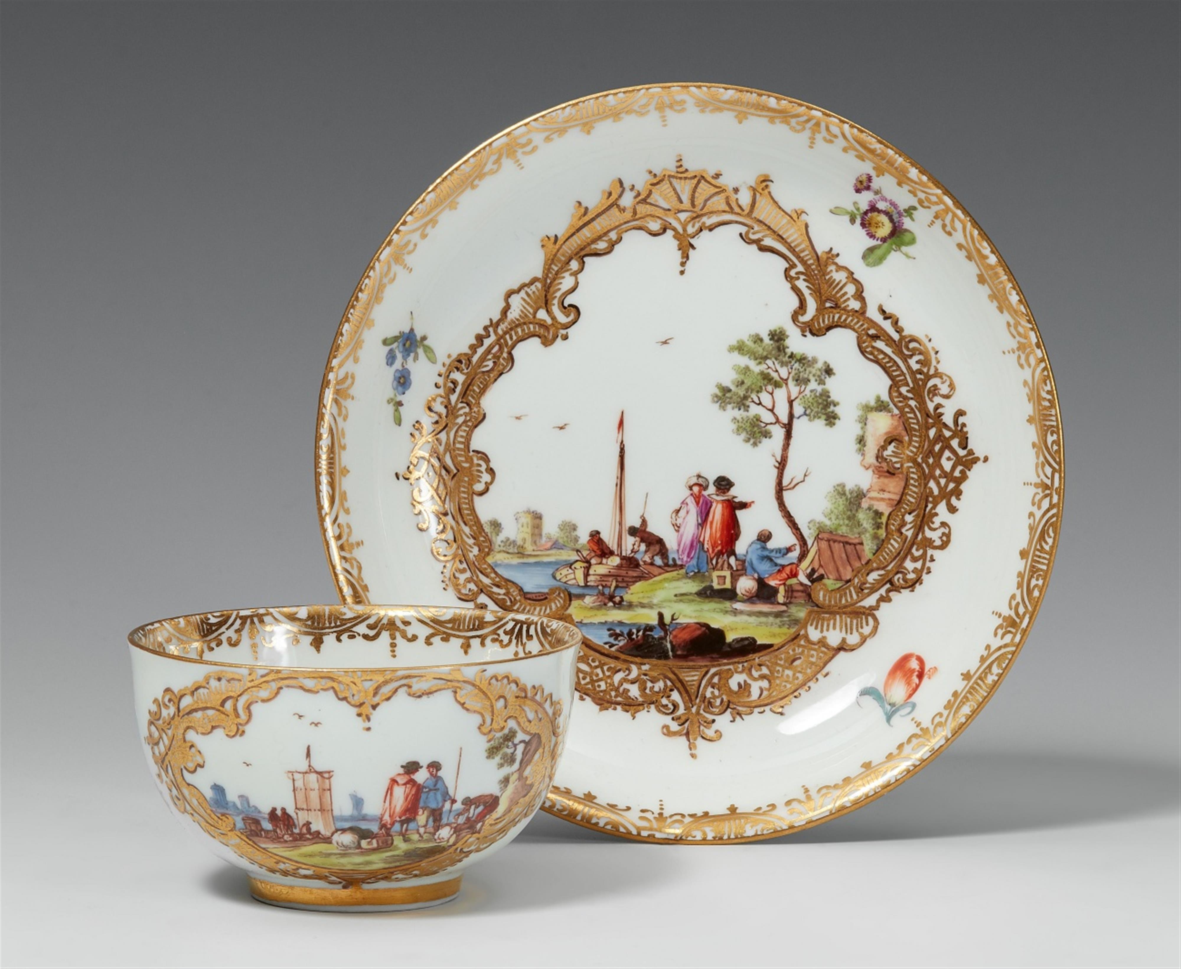 A Meissen porcelain tea bowl with "kauffahrtei" decor - image-1