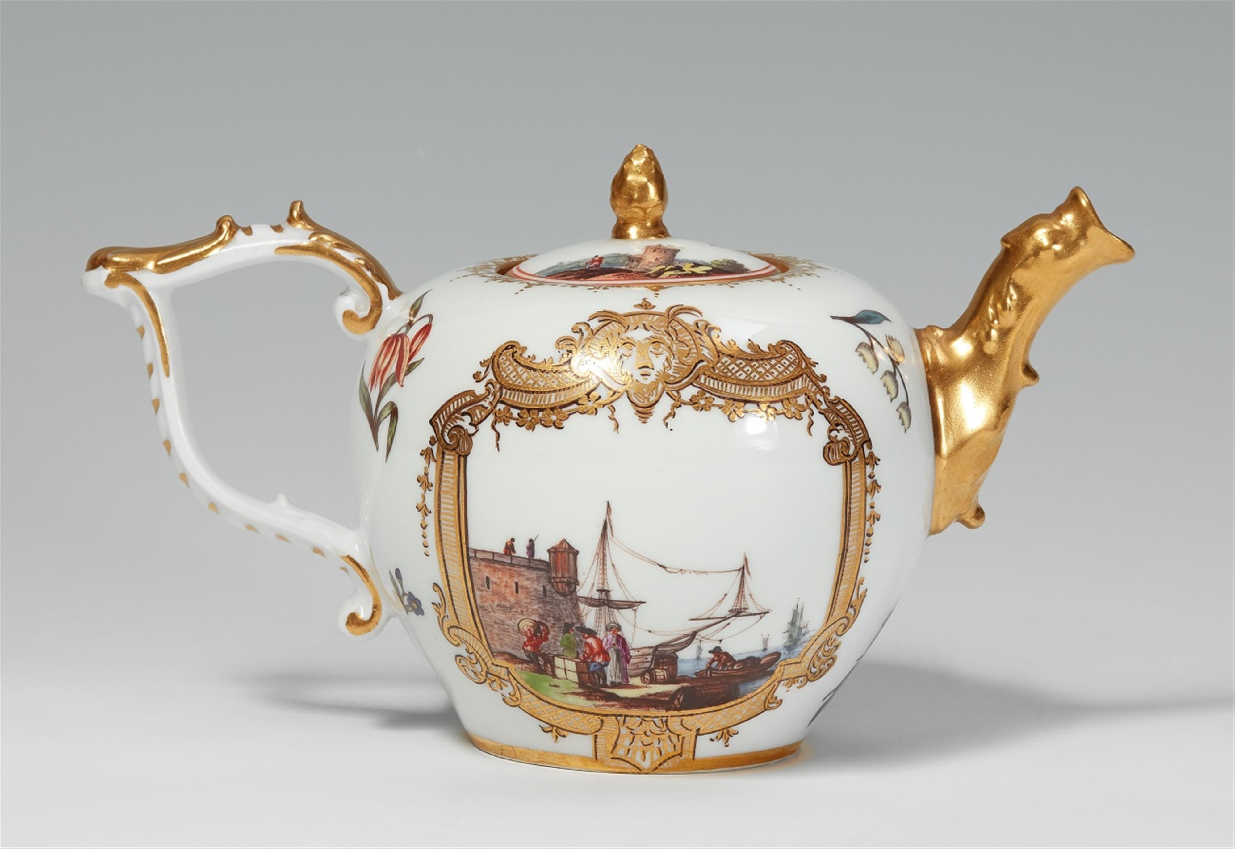 A Meissen porcelain tea pot with gilt cartouche decor - image-1