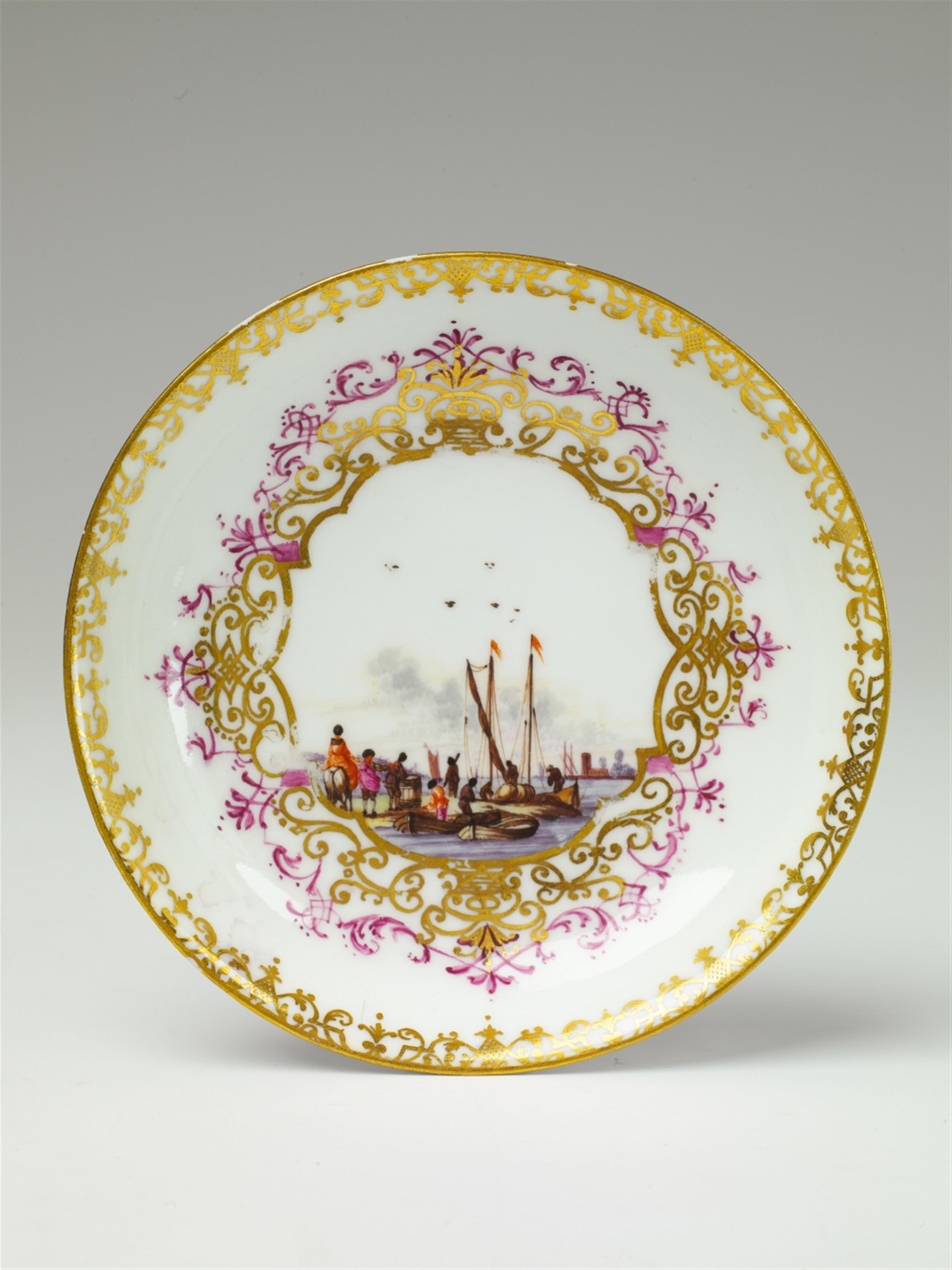 A Meissen porcelain teabowl with merchant scenes - image-2
